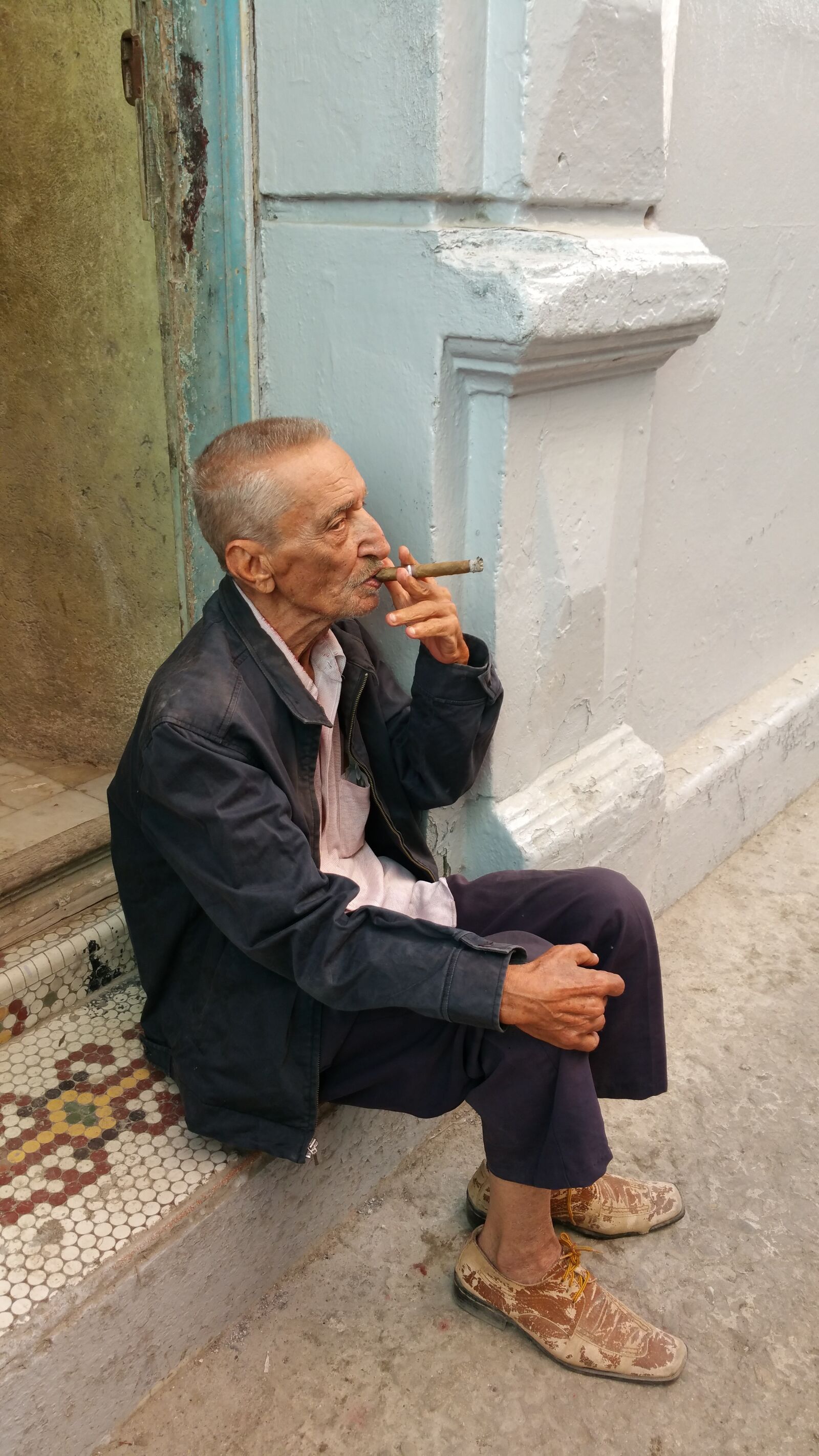 Samsung Galaxy Note4 sample photo. Cuba, smoking, old photography