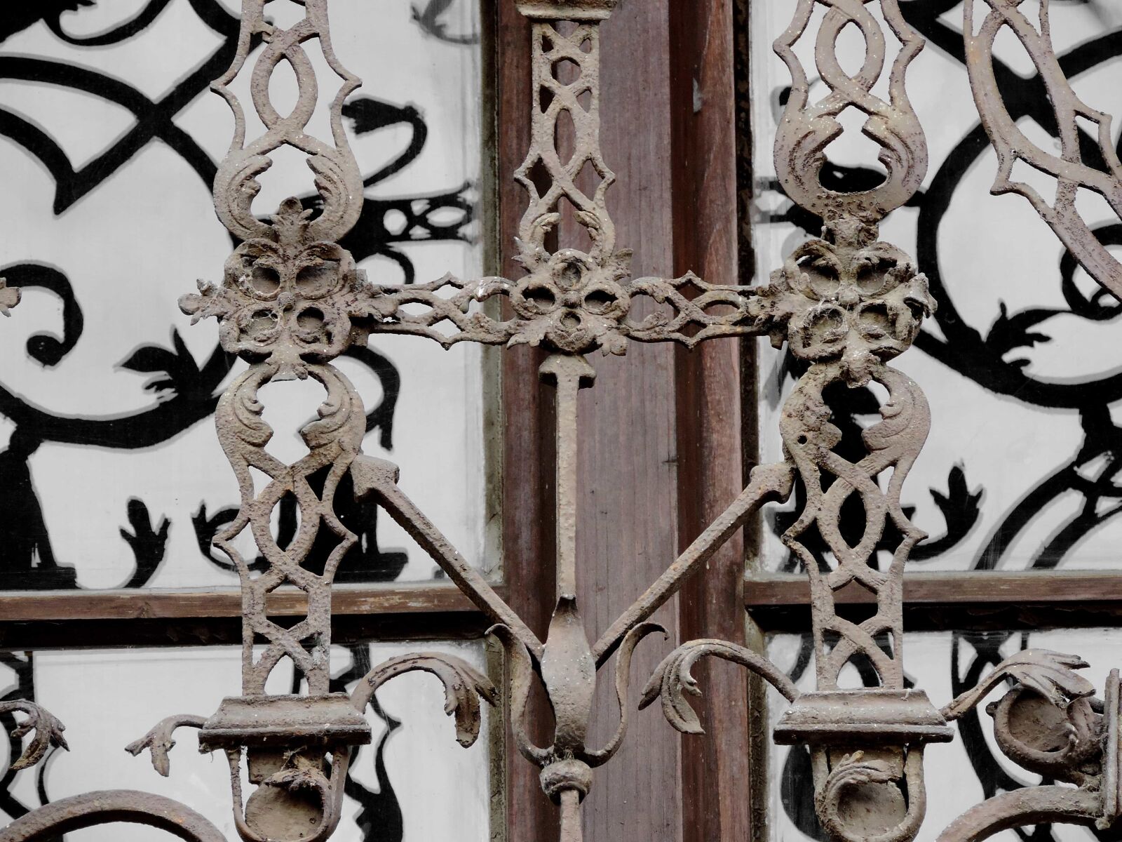 Nikon Coolpix P520 sample photo. Cast iron, catholic, cross photography