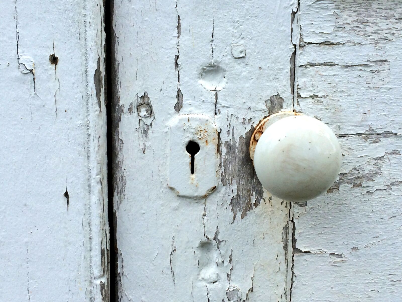 iPhone 5s back camera 4.15mm f/2.2 sample photo. Door knob, peeling paint photography