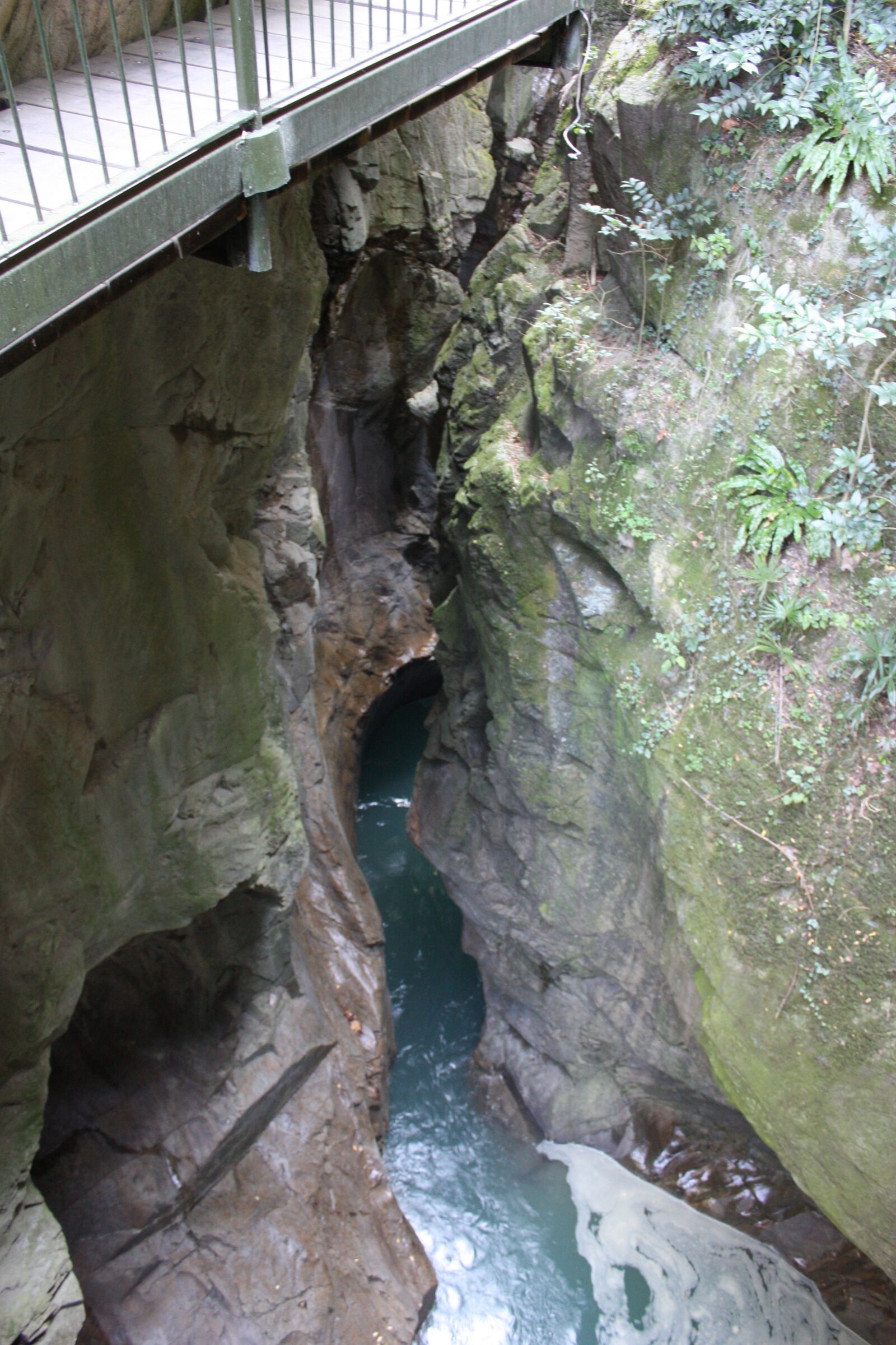 Canon EOS 450D (EOS Rebel XSi / EOS Kiss X2) sample photo. Bellano, horrid, waterfall photography