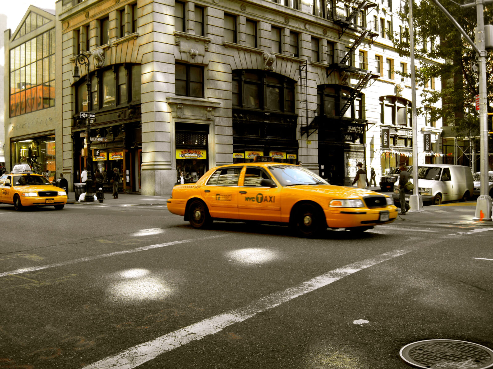 Canon PowerShot SD990 IS (Digital IXUS 980 IS / IXY Digital 3000 IS) sample photo. Manhattan, new, york, taxi photography