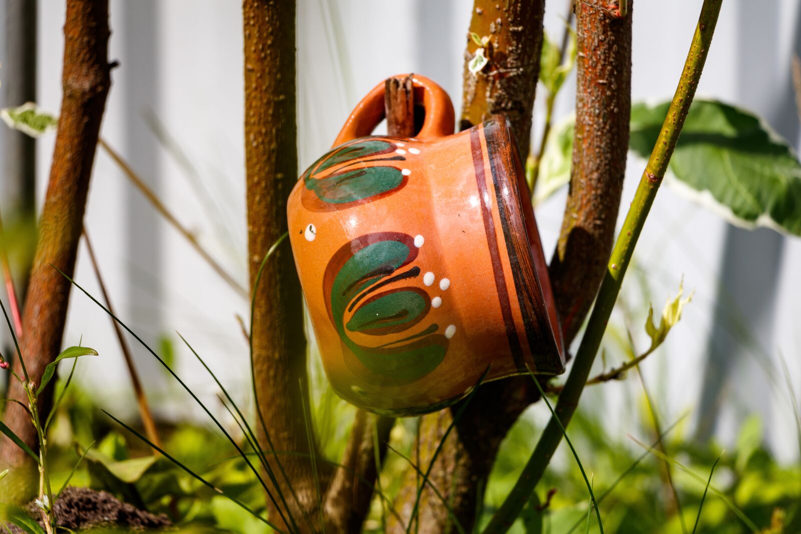 Canon EF-S 18-135mm F3.5-5.6 IS USM sample photo. Pot, yard, tree photography