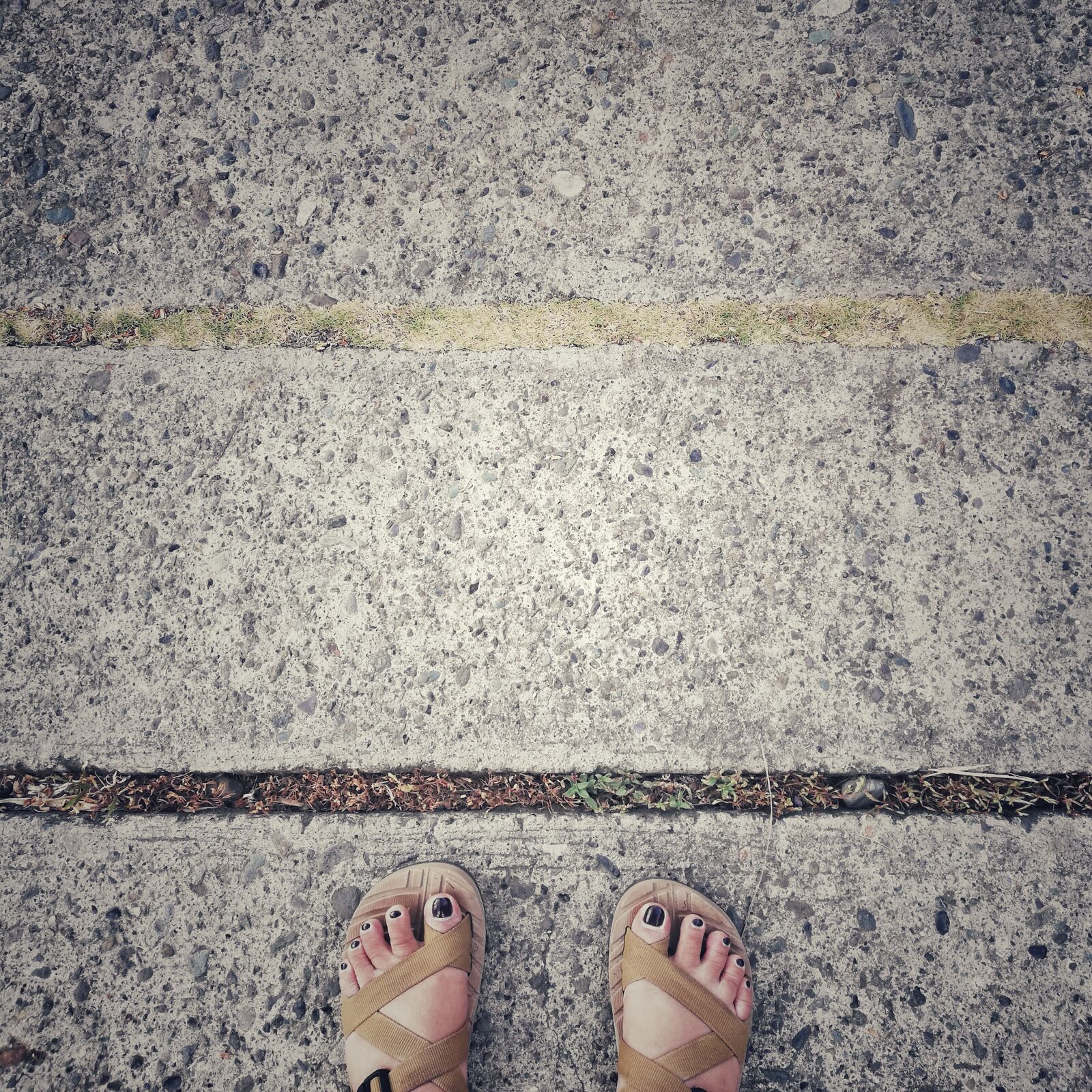 HUAWEI nova 2i sample photo. Feet, concrete, foot photography
