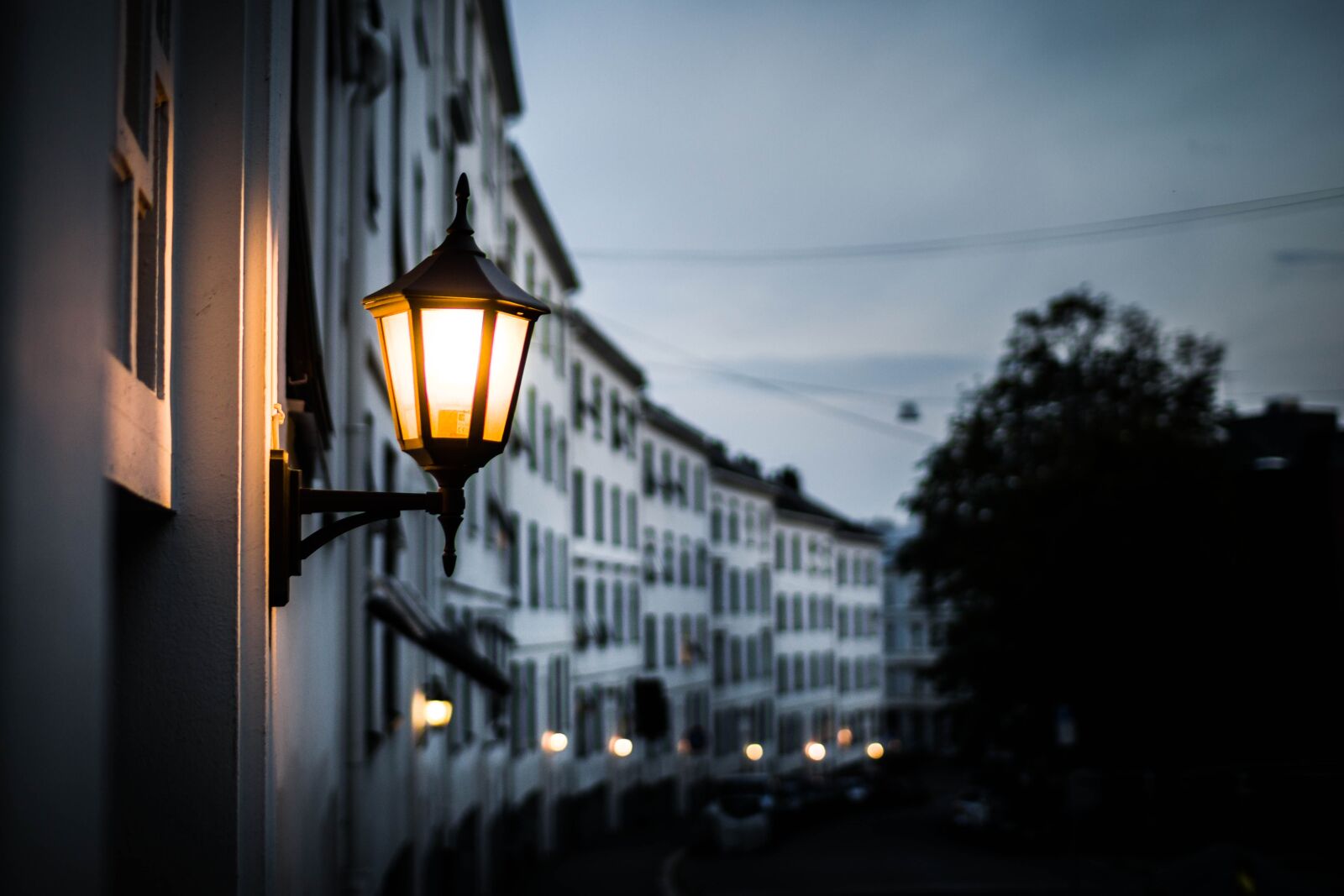 Canon EOS 200D (EOS Rebel SL2 / EOS Kiss X9) sample photo. Lamp, lamp post, night photography