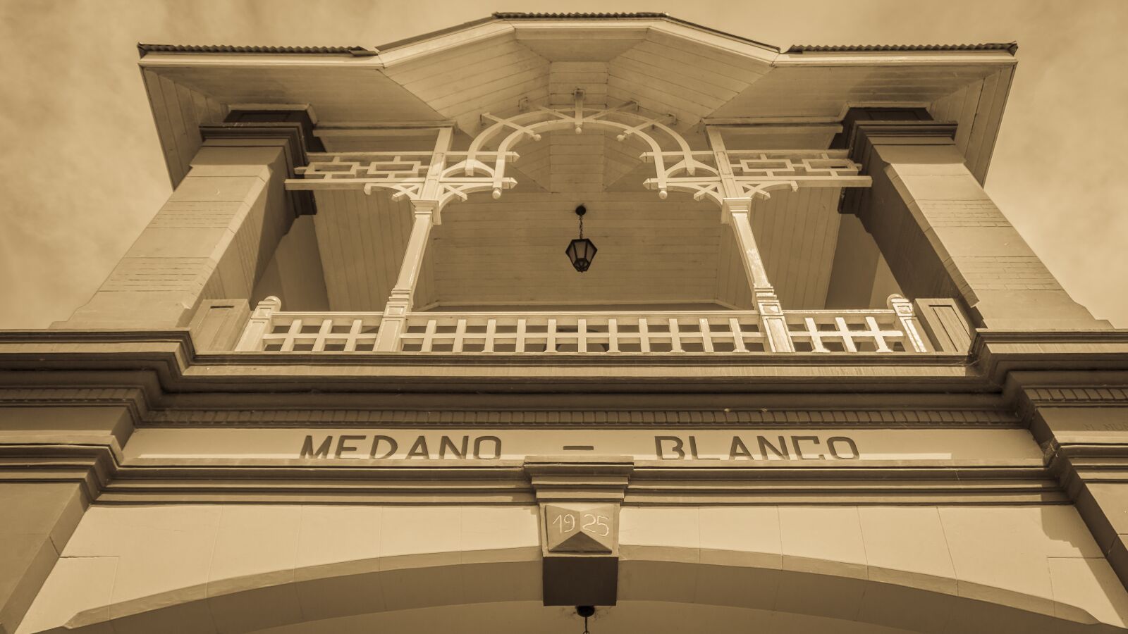 Canon EOS 70D sample photo. Old, white medano, house photography