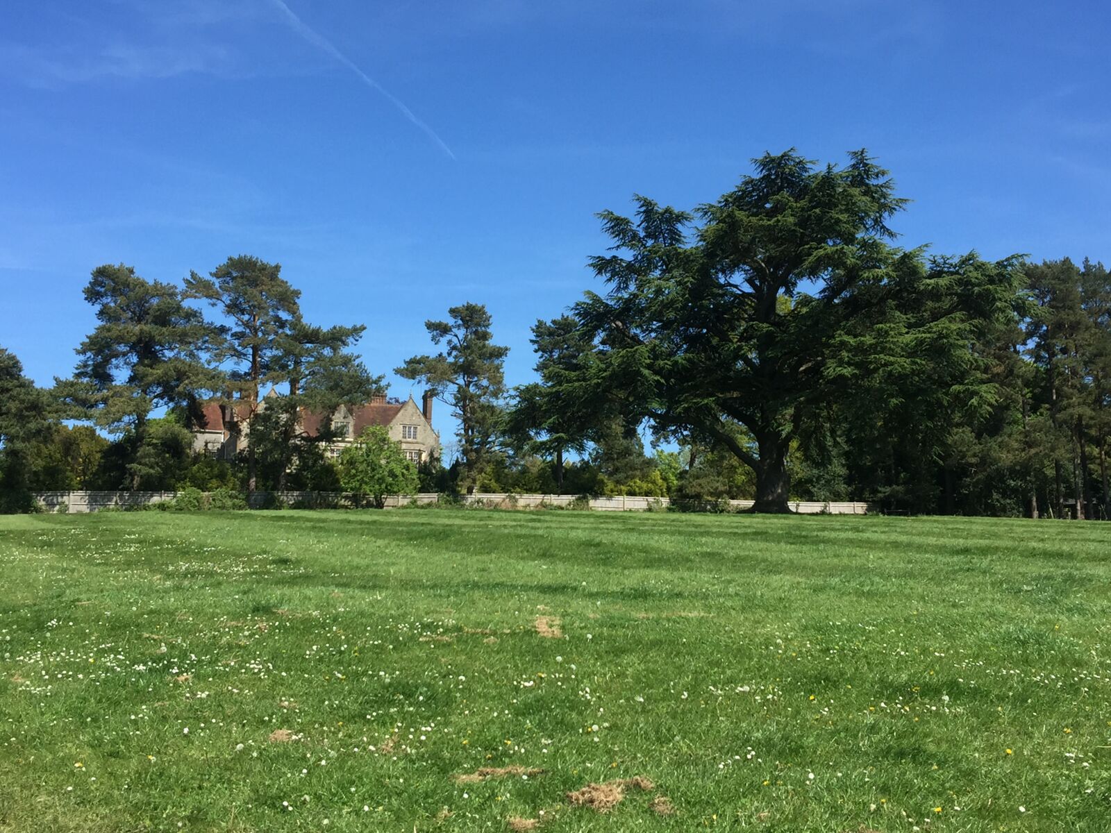 iPhone 6 Plus back camera 4.15mm f/2.2 sample photo. Stone house, mansion, park photography