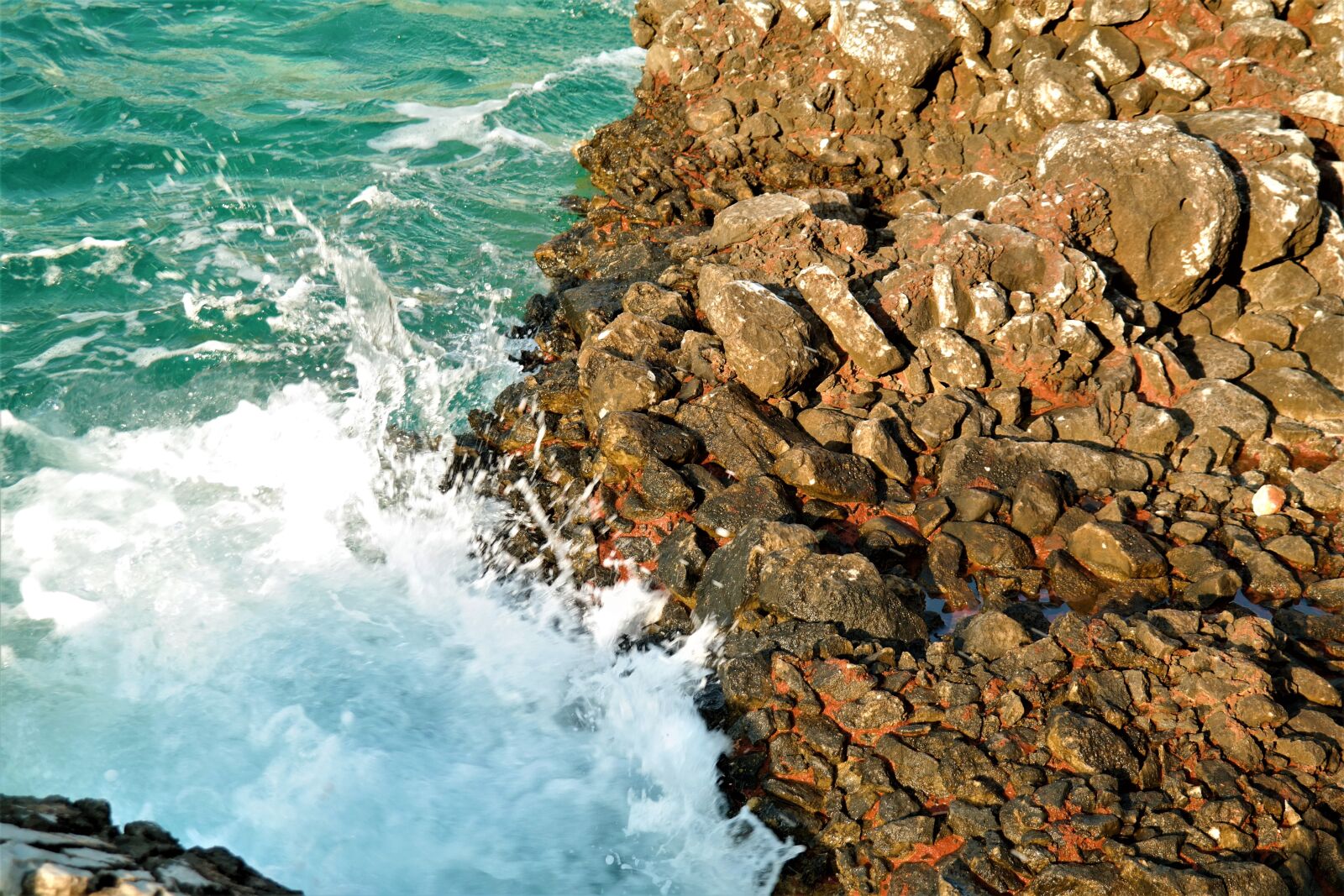 NX 18-55mm F3.5-5.6 sample photo. Sea, stones, beach photography