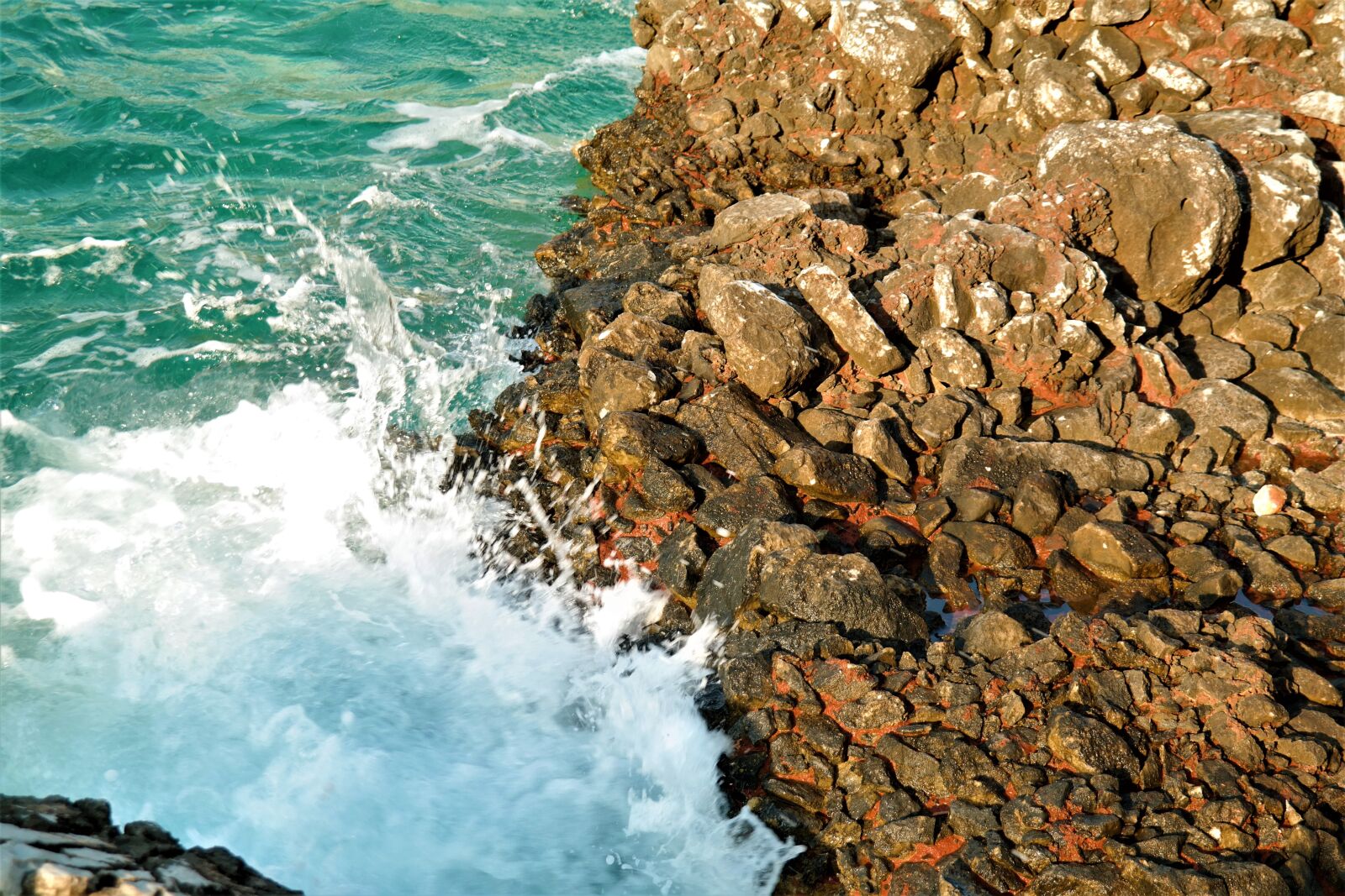 Samsung NX30 + NX 18-55mm F3.5-5.6 sample photo. Sea, stones, beach photography