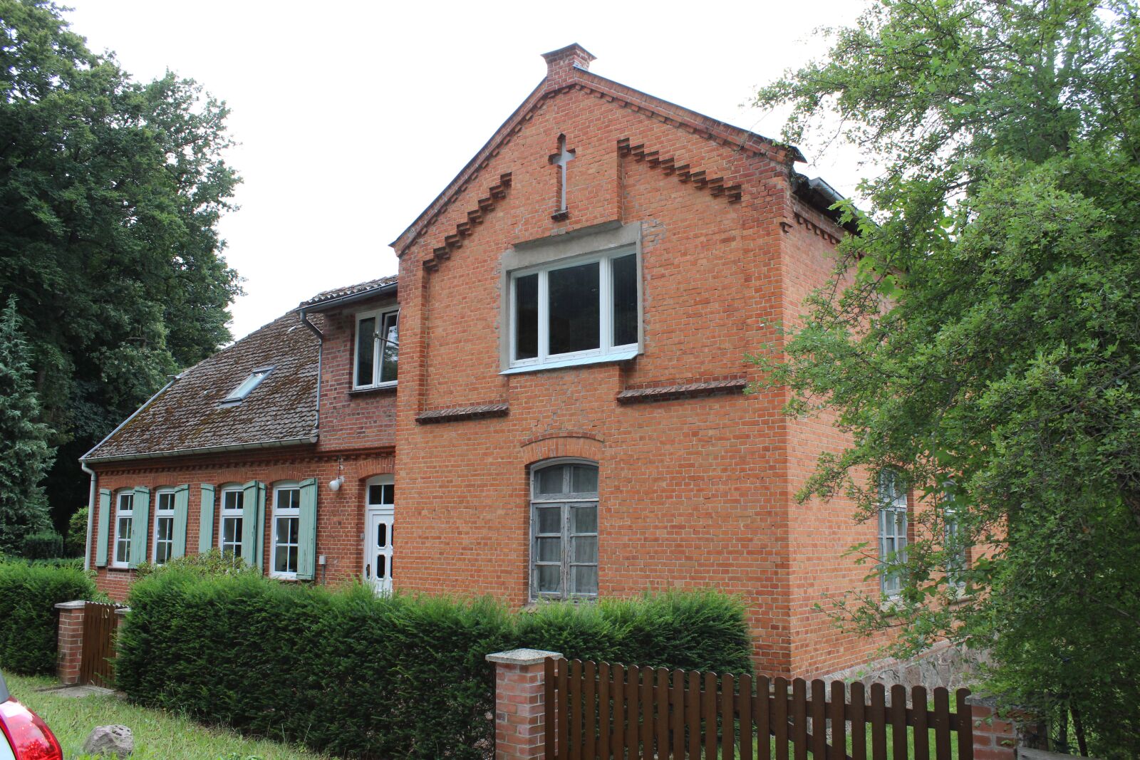 Canon EOS 600D (Rebel EOS T3i / EOS Kiss X5) sample photo. Village school, old, brick photography