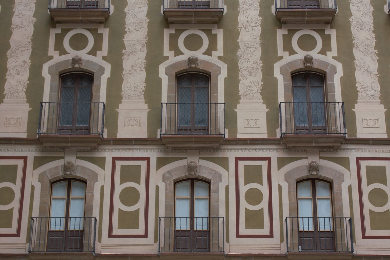 Canon EOS 450D (EOS Rebel XSi / EOS Kiss X2) sample photo. Montserrat, window, architecture photography