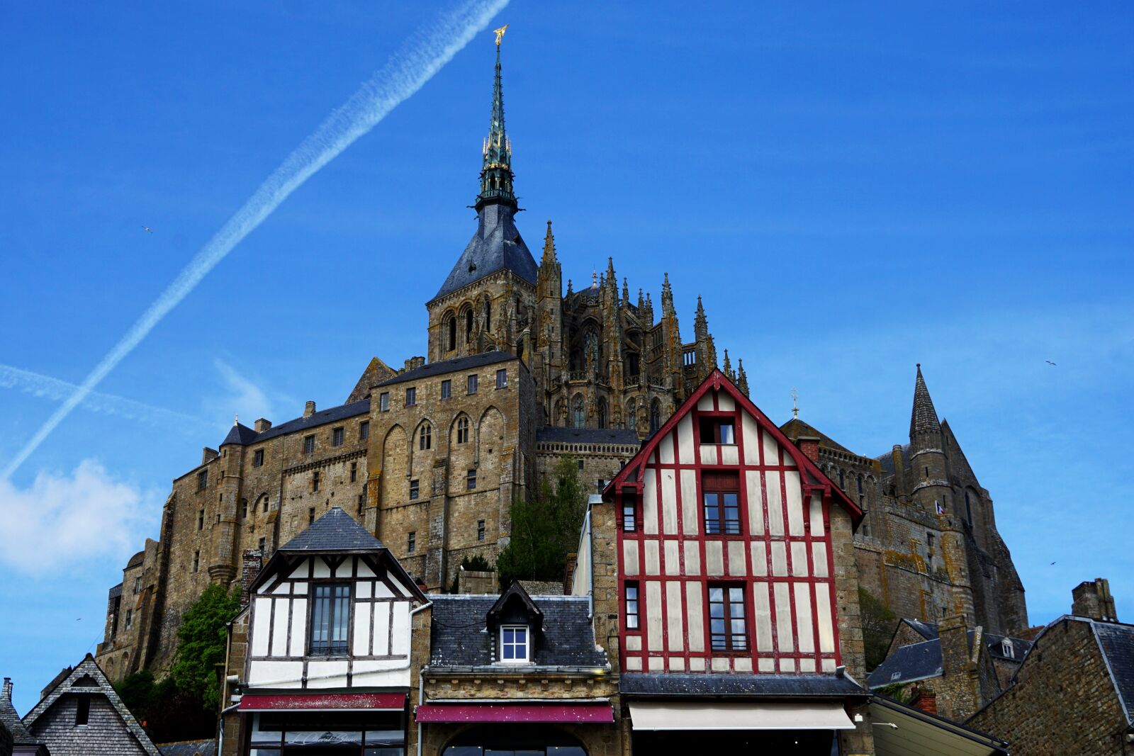 Sony a6000 + Sony Vario-Tessar T* E 16-70mm F4 ZA OSS sample photo. Mont saint michel, house photography