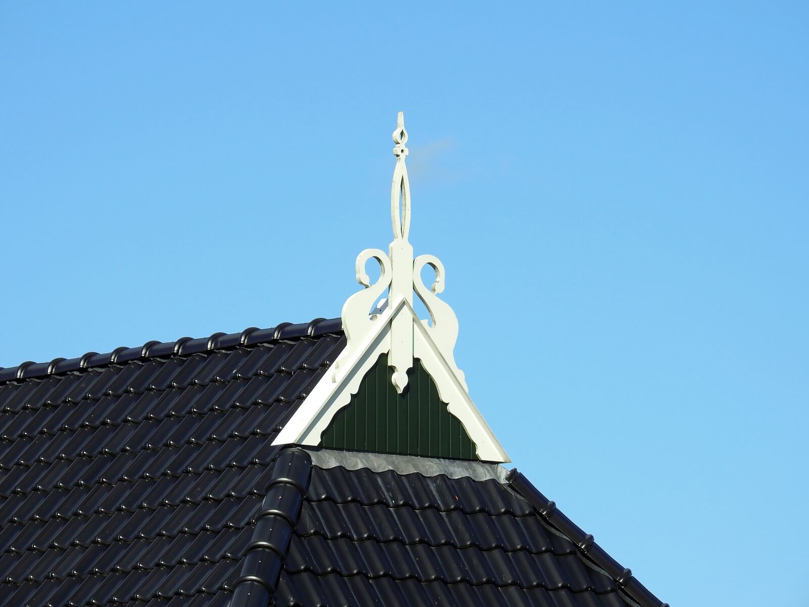 Nikon Coolpix P900 sample photo. Roof, house, building photography