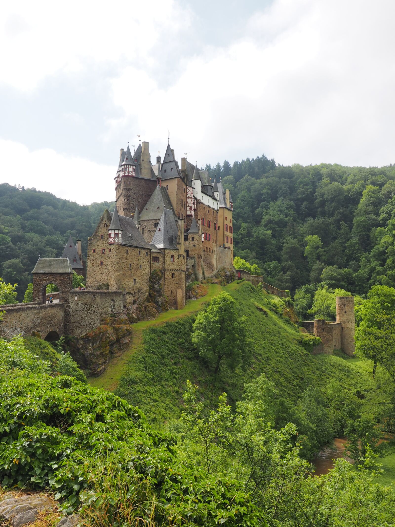 Olympus OM-D E-M1 + OLYMPUS M.12-50mm F3.5-6.3 sample photo. Burg eltz, castle, middle photography