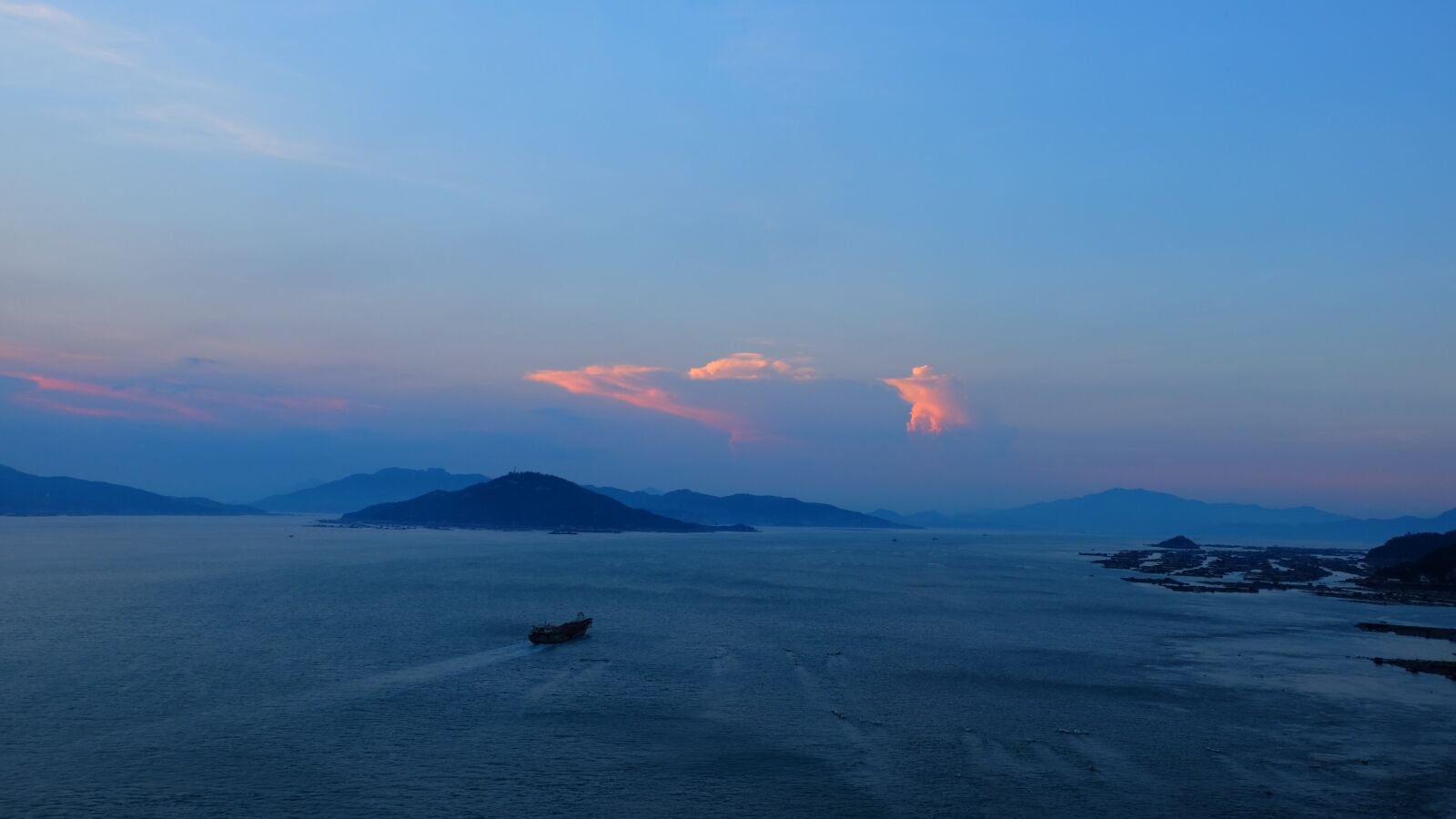 Fujifilm XC 16-50mm F3.5-5.6 OIS II sample photo. Sunset, sky, beach photography