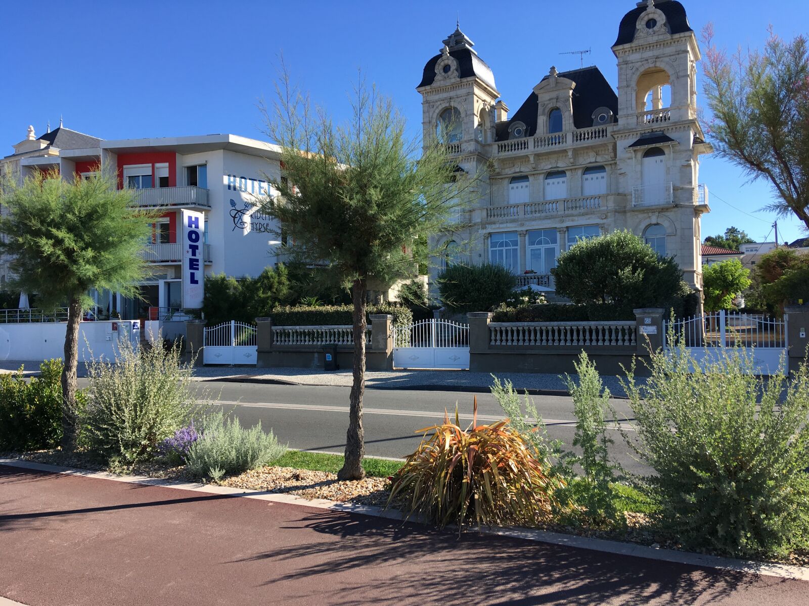 iPhone SE back camera 4.15mm f/2.2 sample photo. Royan, boulevard garnier, france photography