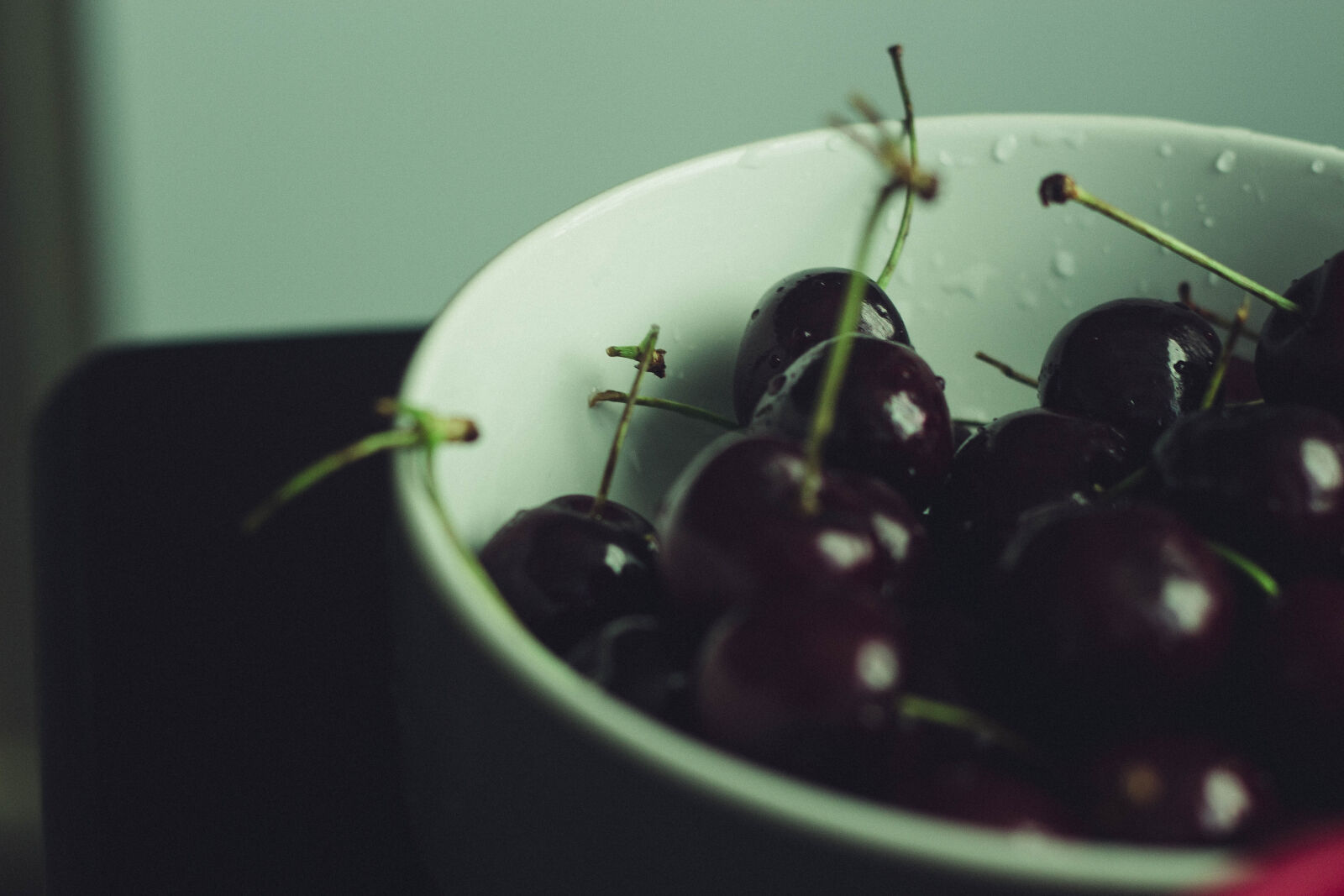 Canon EOS 700D (EOS Rebel T5i / EOS Kiss X7i) + Canon EF 50mm F1.8 II sample photo. Bowl, of, cherries photography