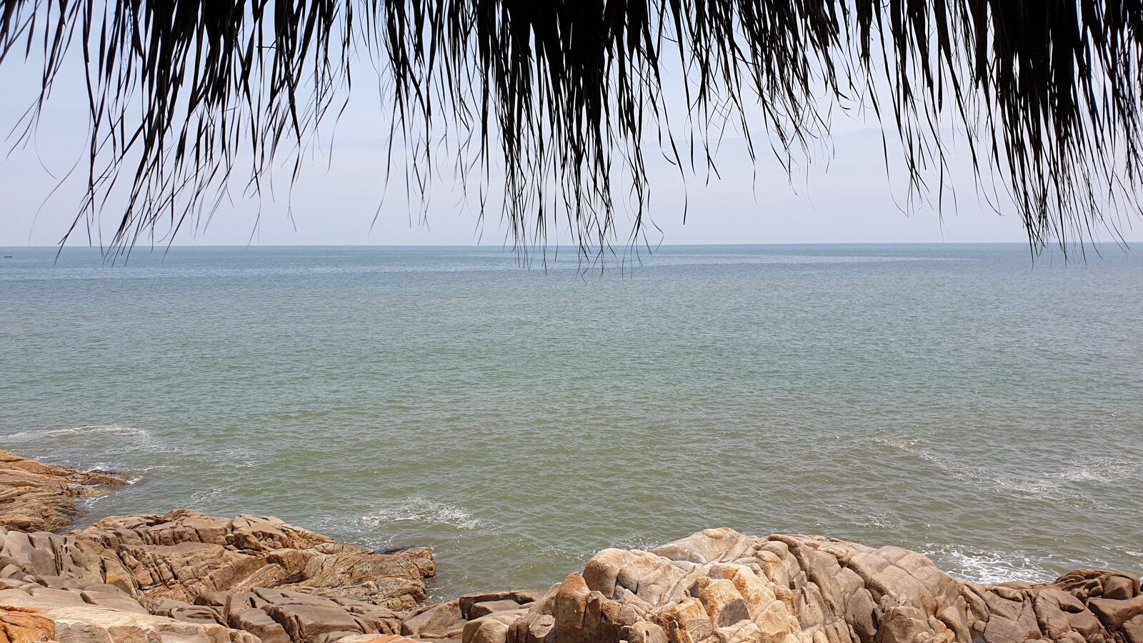 Samsung Galaxy S9+ sample photo. The sea, the rocky photography