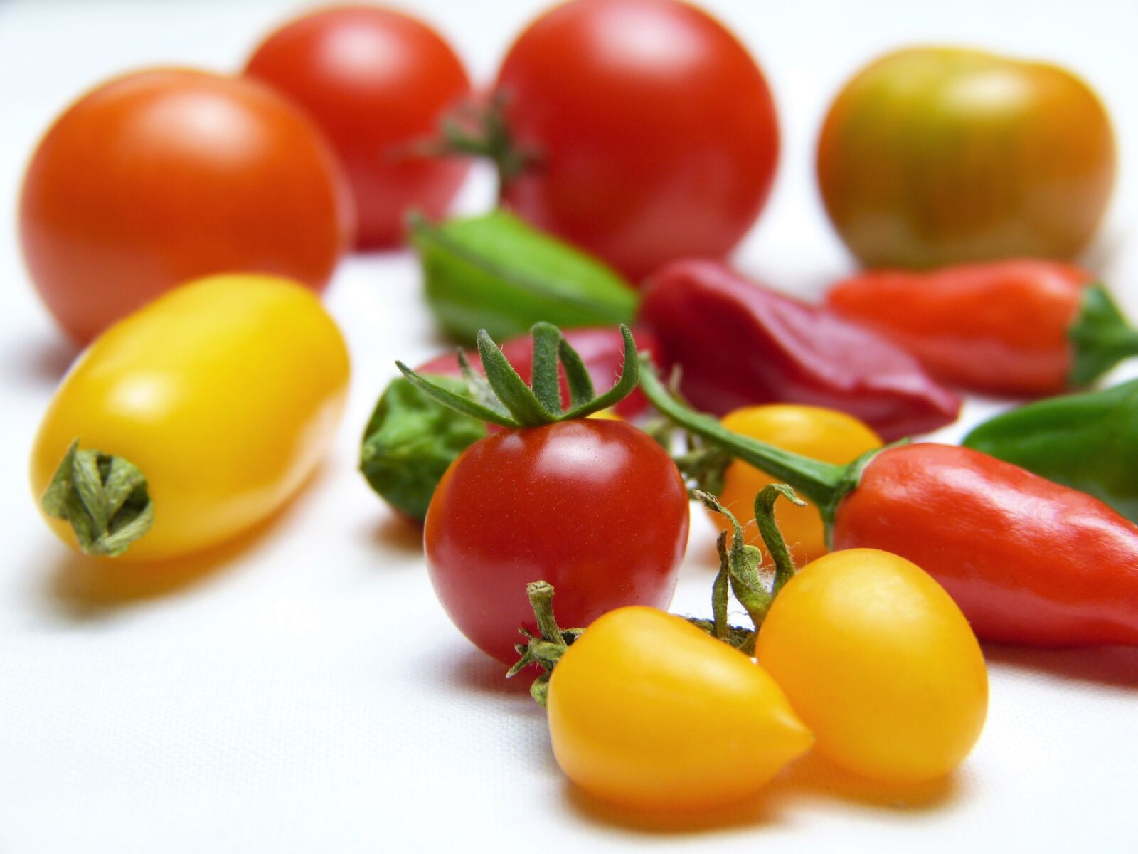 Panasonic Lumix DMC-FZ150 sample photo. Tomatoes, paprika, vegetables photography