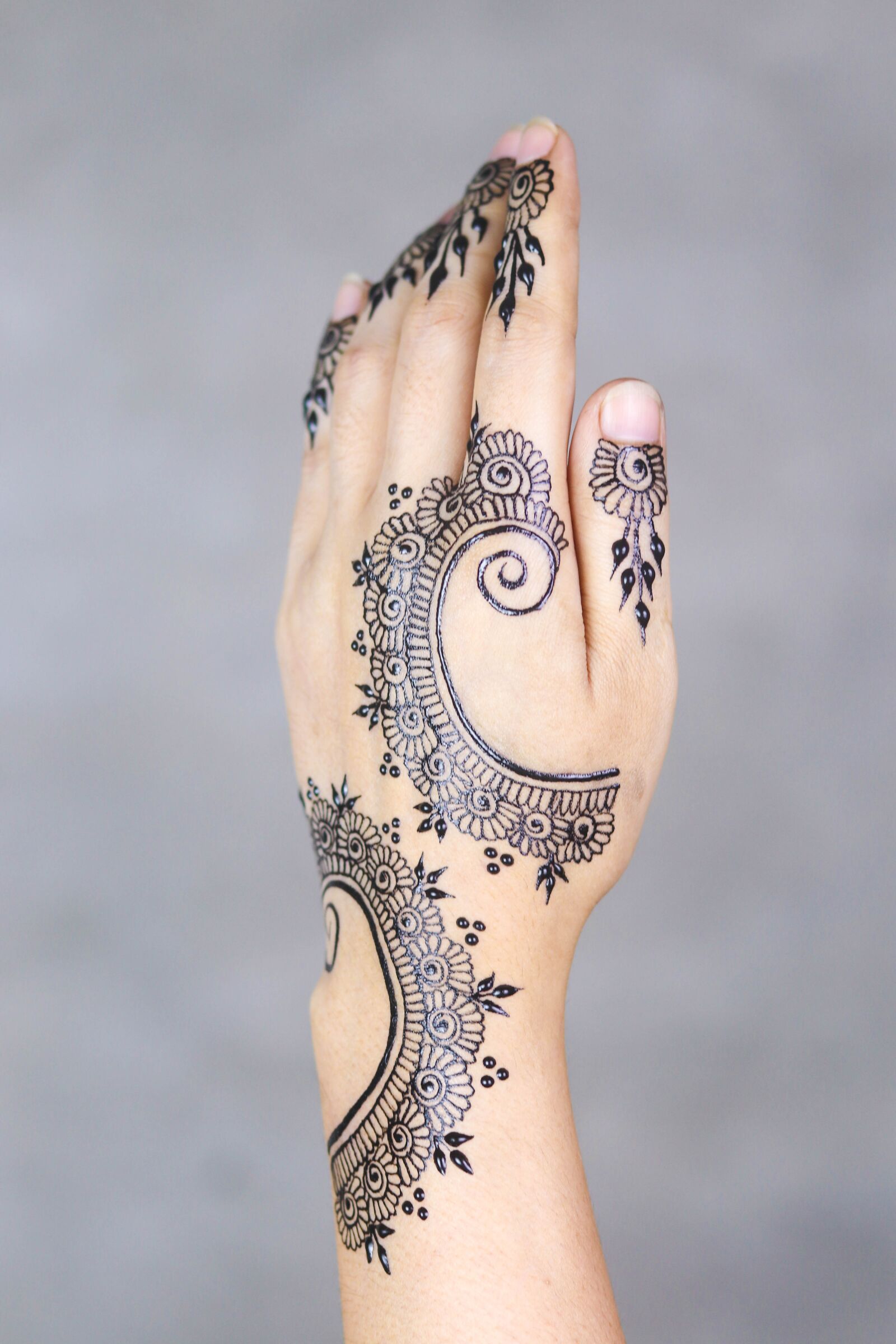 Canon EOS 80D + Canon EF 50mm F1.8 STM sample photo. Henna, hands, mehendi photography