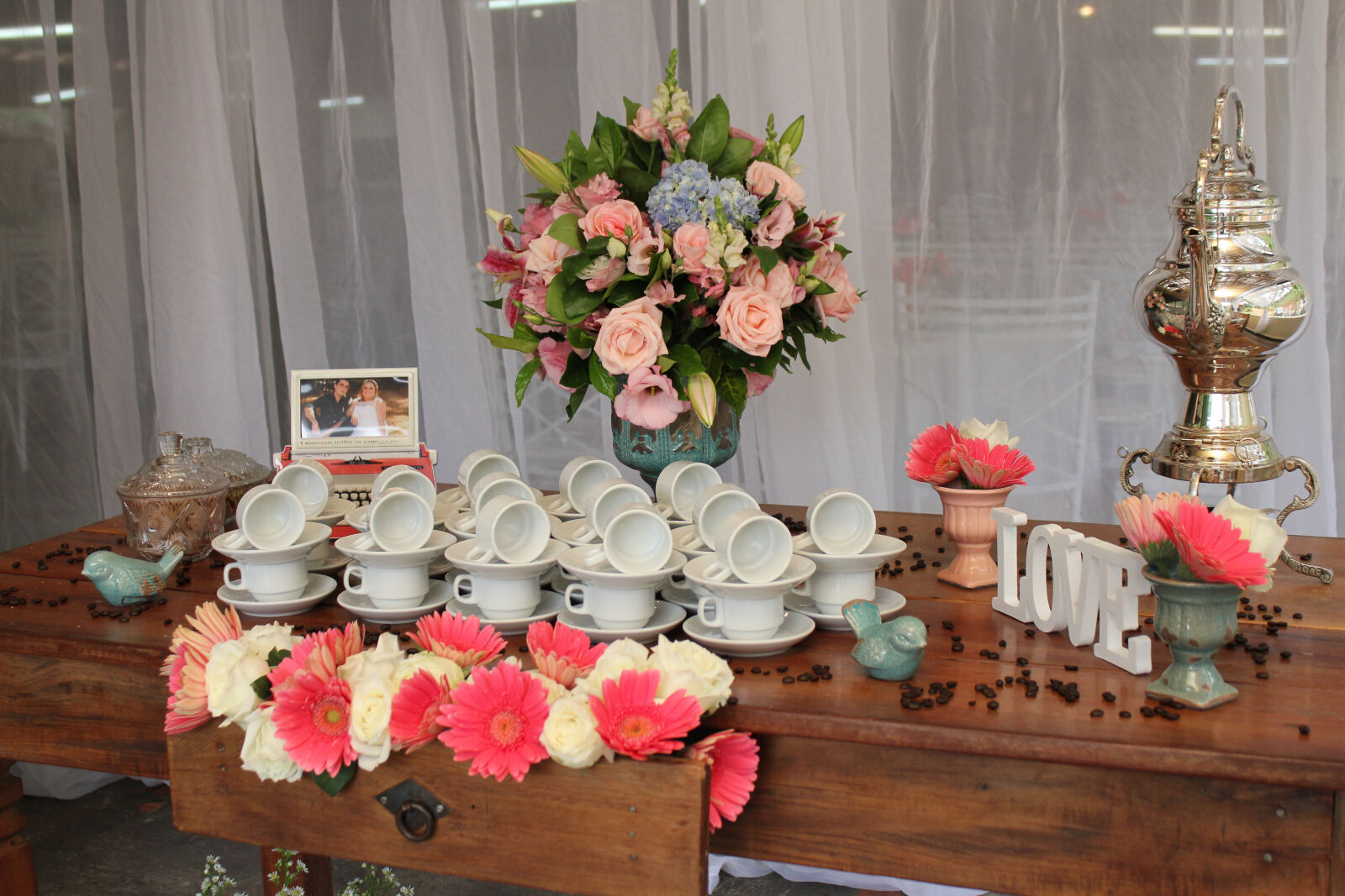Canon EOS 550D (EOS Rebel T2i / EOS Kiss X4) sample photo. Artificial, flowers, beach, wedding photography