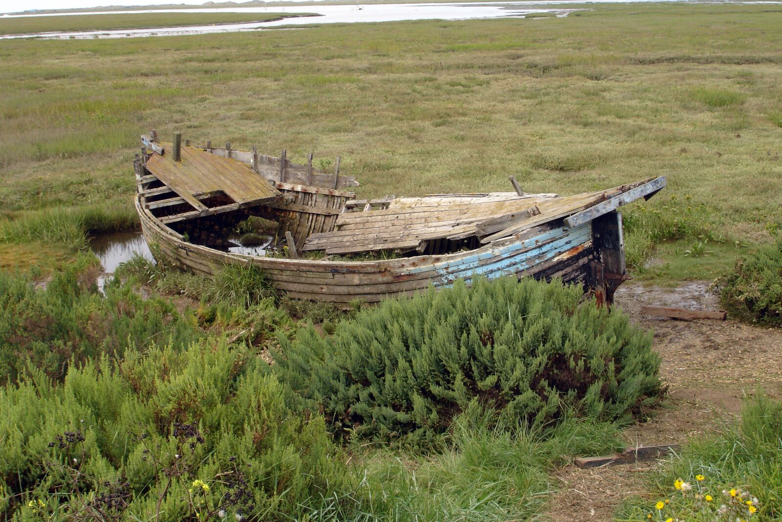 Sony DSC-P200 sample photo. Boat, abandoned, shipwreck photography