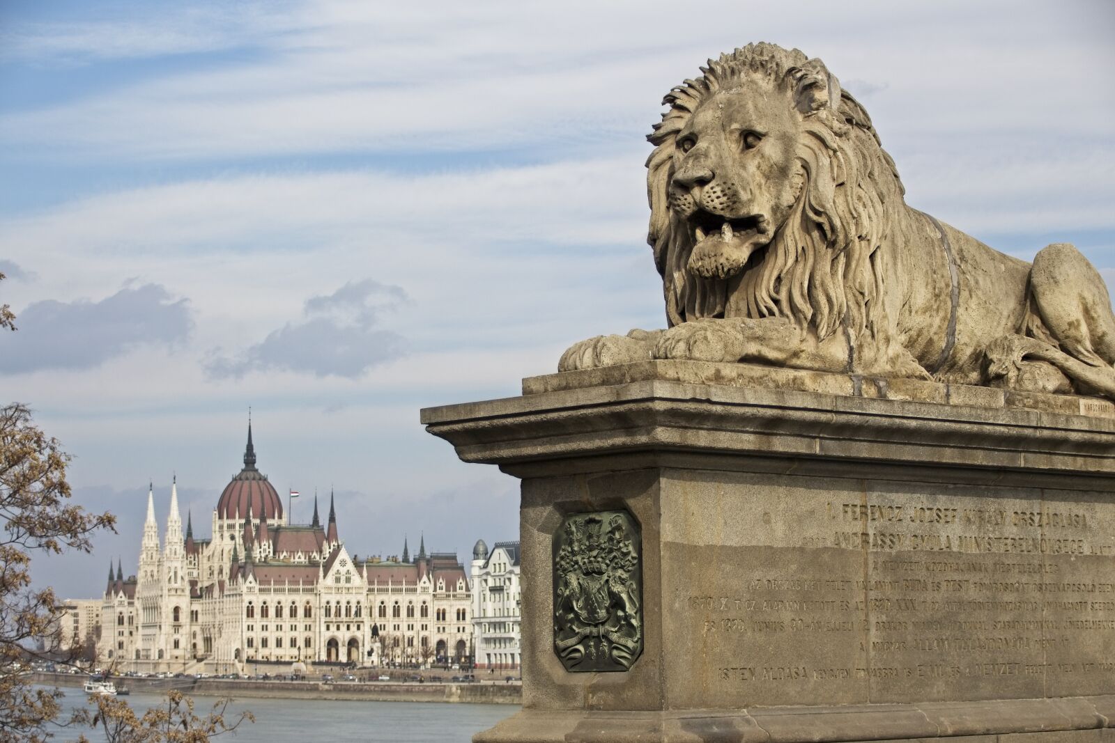 Canon EOS 700D (EOS Rebel T5i / EOS Kiss X7i) sample photo. Parliament, budapest, lion photography