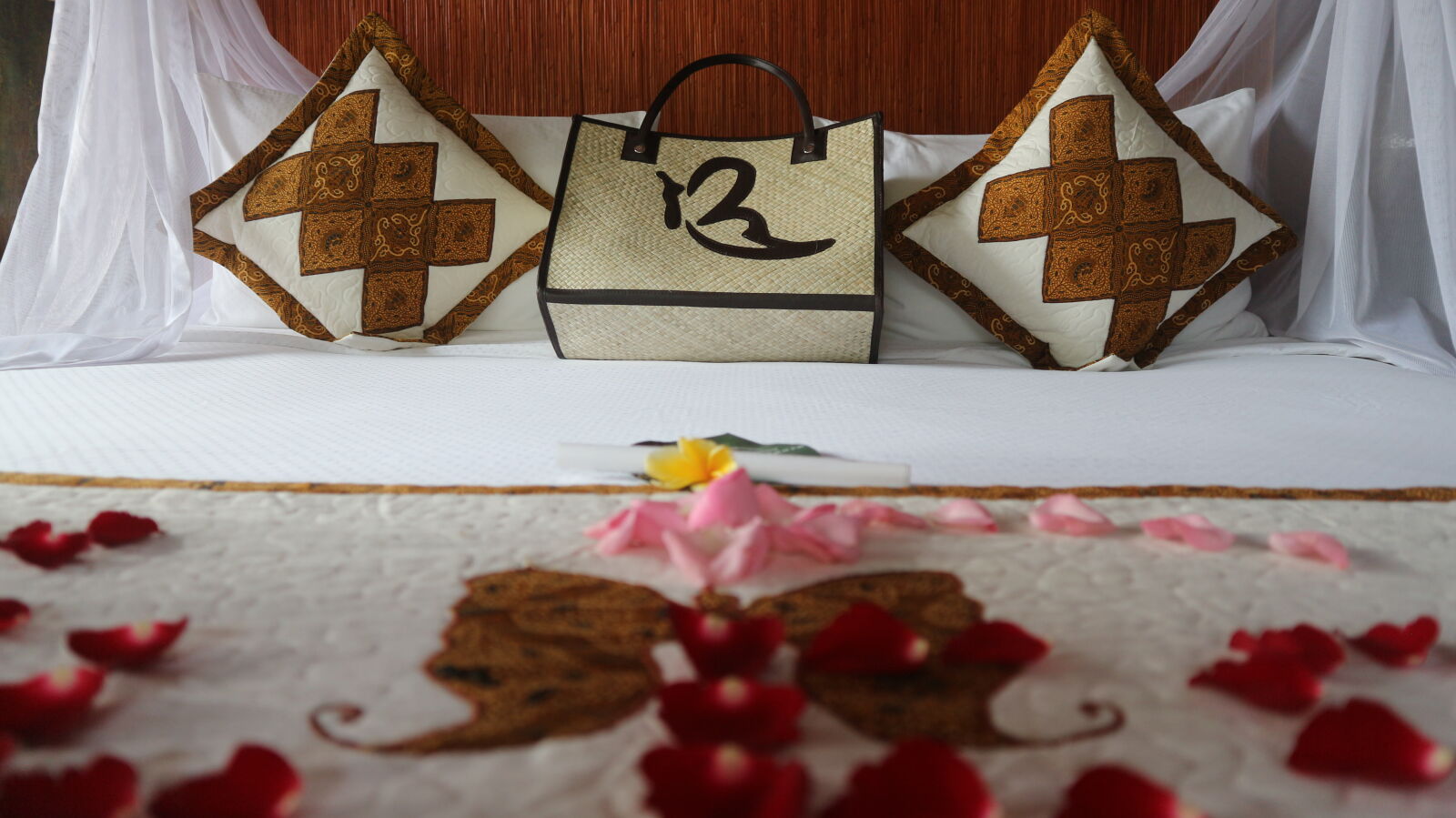 Canon EF-M 15-45mm F3.5-6.3 IS STM sample photo. Bag, bedsheet, blanket, curtain photography