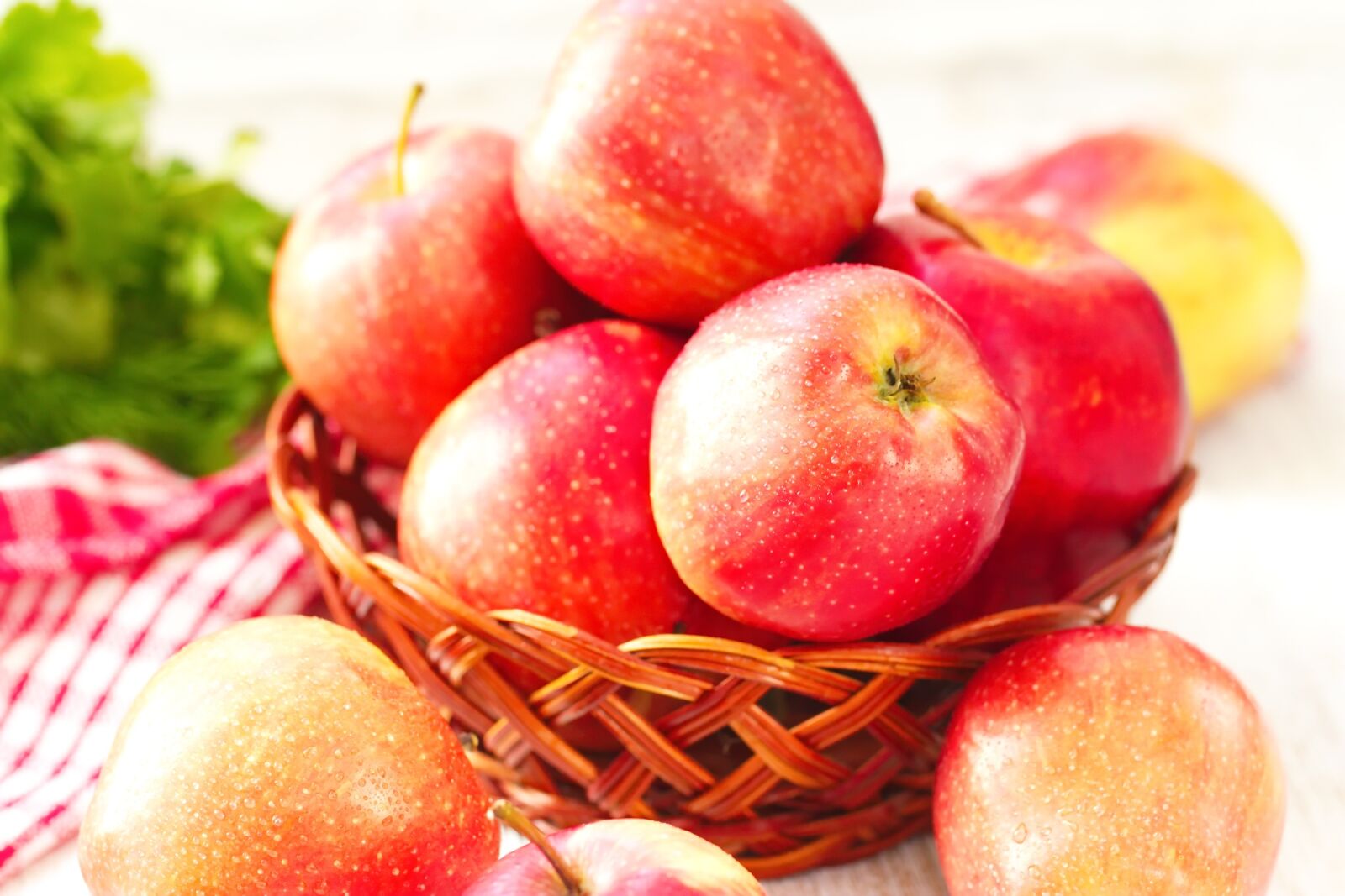 Canon EF 100mm F2.8L Macro IS USM sample photo. Apple, fruit, fresh photography