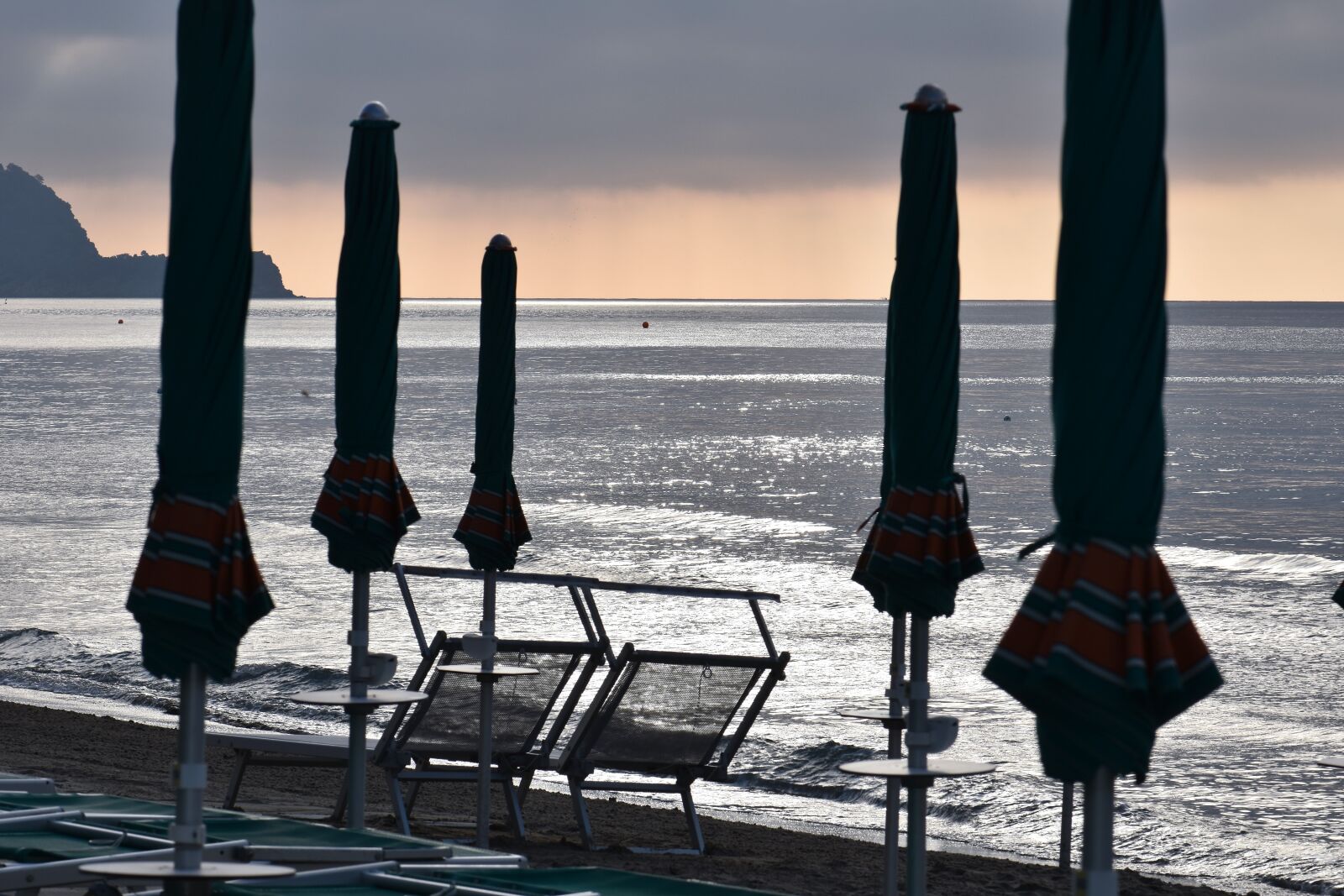 Nikon D5500 sample photo. Beach, sea, sun loungers photography