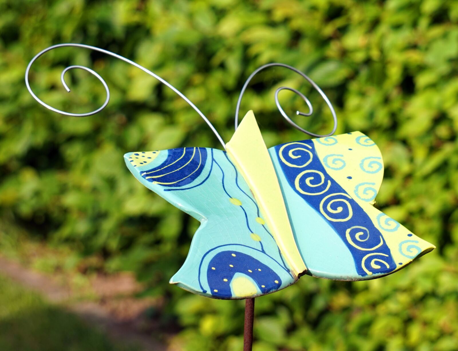 Sony Alpha a5000 (ILCE 5000) + Sony E 55-210mm F4.5-6.3 OSS sample photo. Ceramic, butterfly, decoration photography
