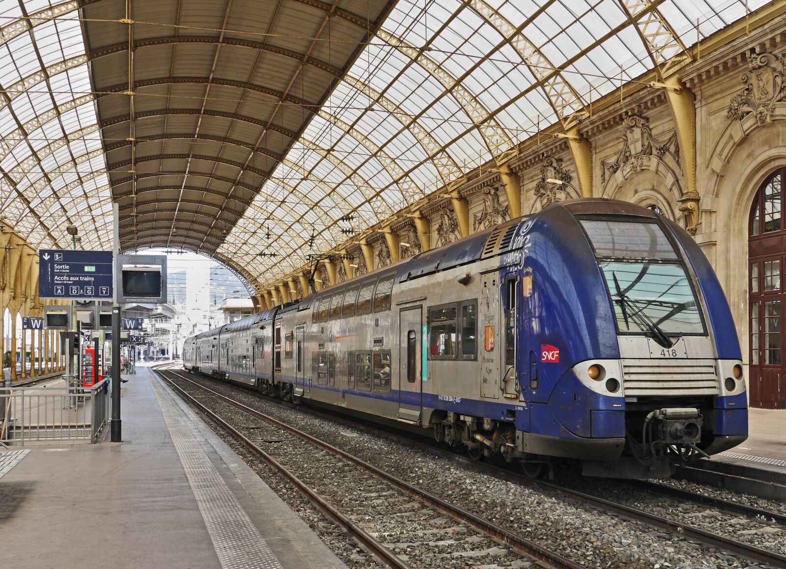 Panasonic Lumix DMC-GH3 sample photo. Concourse, nice, central station photography