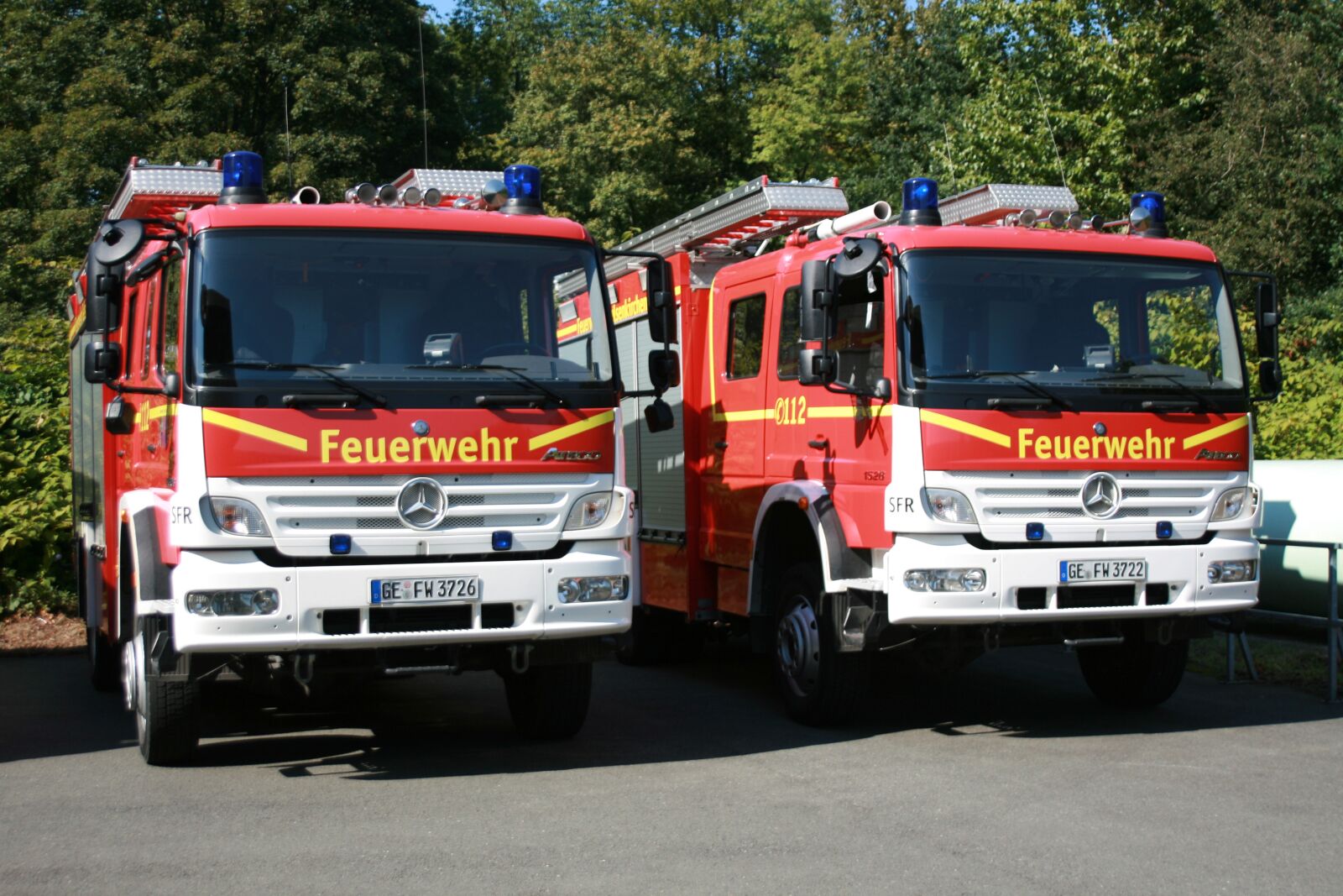 Canon EOS 400D (EOS Digital Rebel XTi / EOS Kiss Digital X) sample photo. Fire, fire-fighting vehicles, firefighter photography