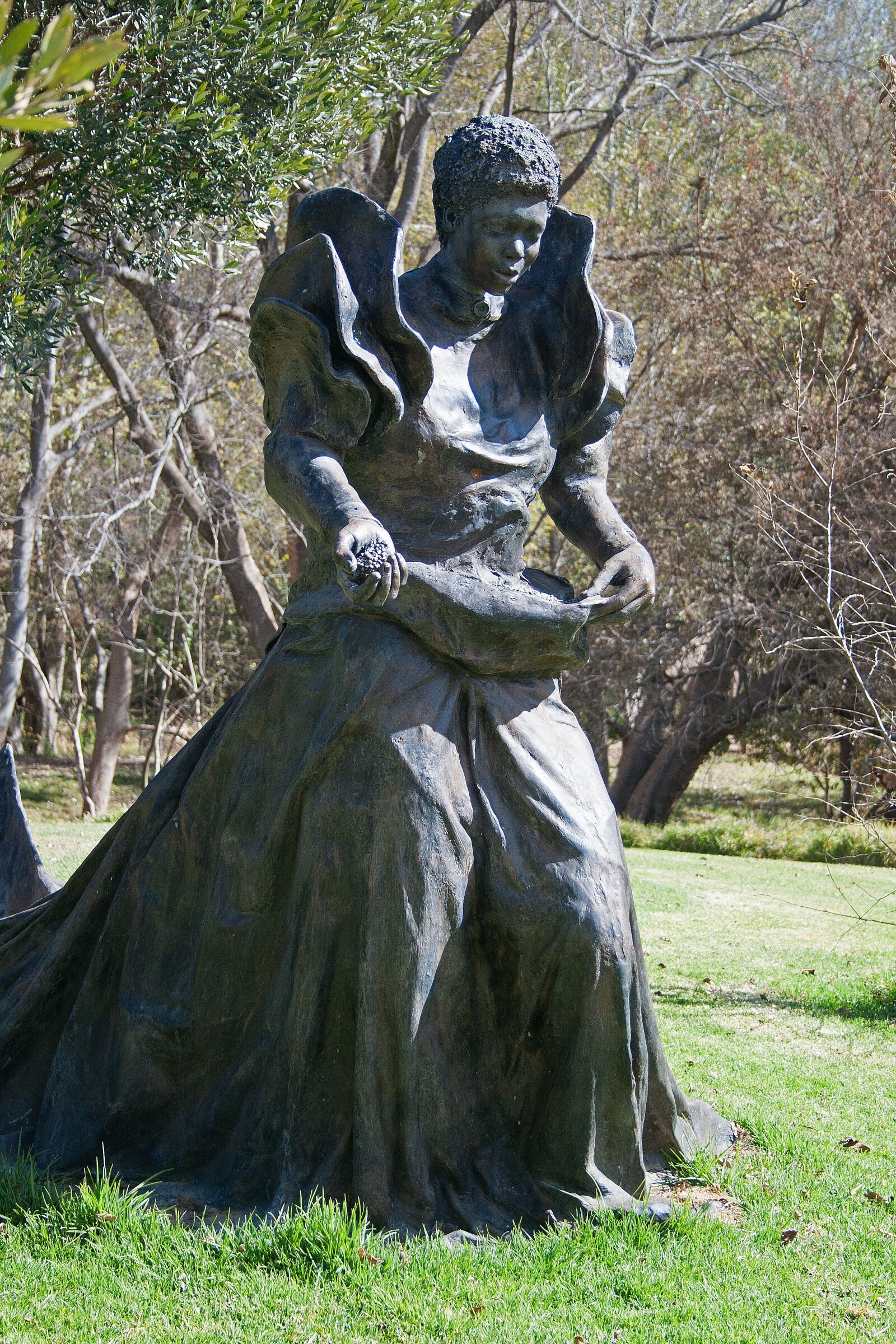 Canon EF-S 18-55mm F3.5-5.6 II sample photo. Statue, figure, woman photography