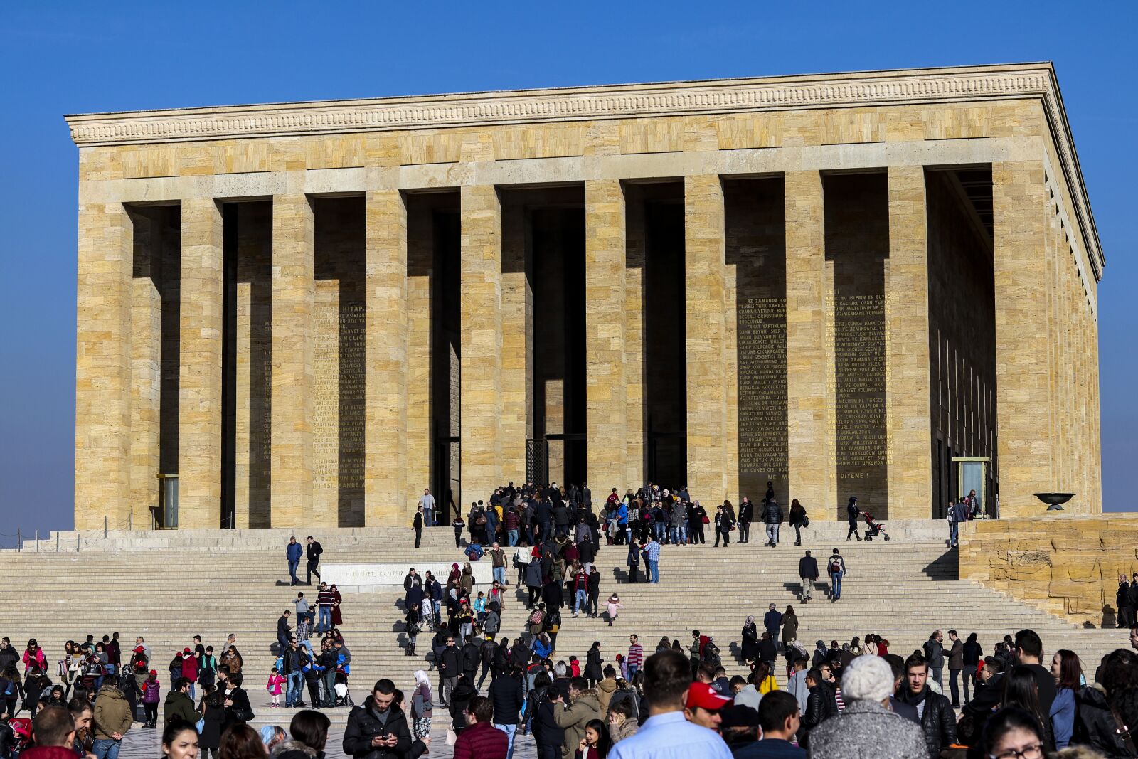 Canon EF 50mm F1.8 STM sample photo. Mausoleum, soldiers, seizure photography