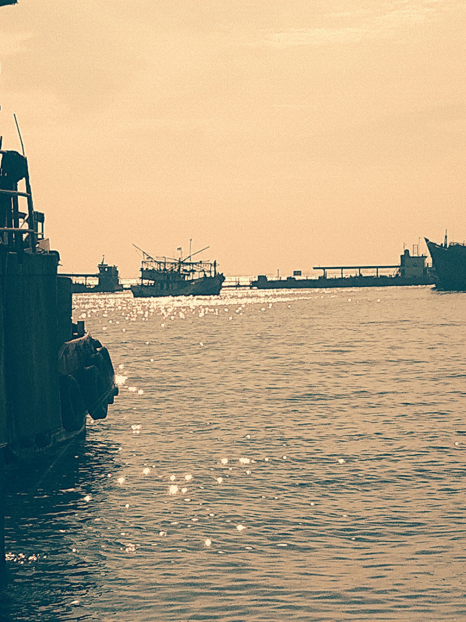 ASUS ZenFone Max Pro M1 (ZB602KL) (WW) / Max Pro M1 (ZB601KL) (IN) sample photo. Jakarta, fishing, port photography