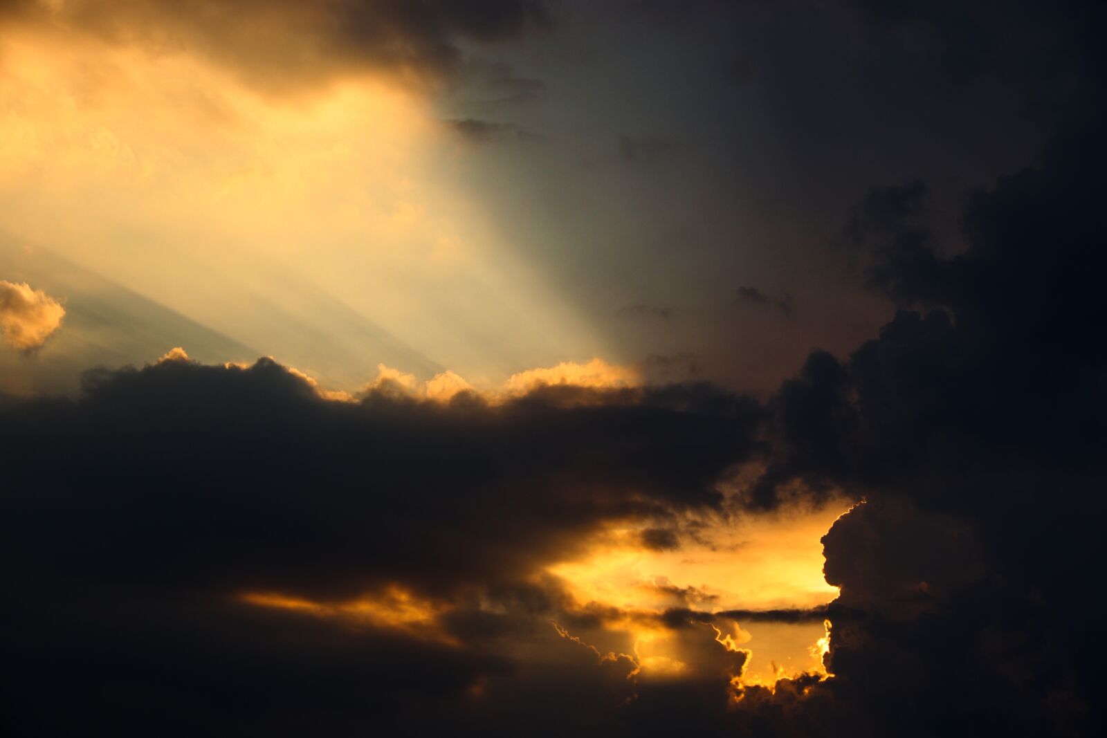 Canon EOS 200D (EOS Rebel SL2 / EOS Kiss X9) sample photo. Evening sky, clouds, gewitterstimmung photography