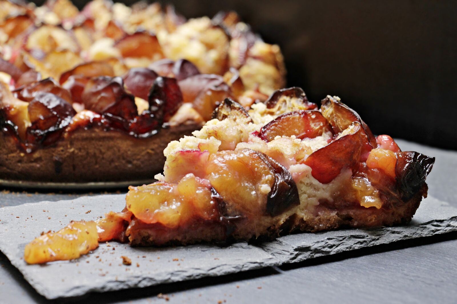 Canon EOS 100D (EOS Rebel SL1 / EOS Kiss X7) sample photo. Plum cake, plums, streusel photography