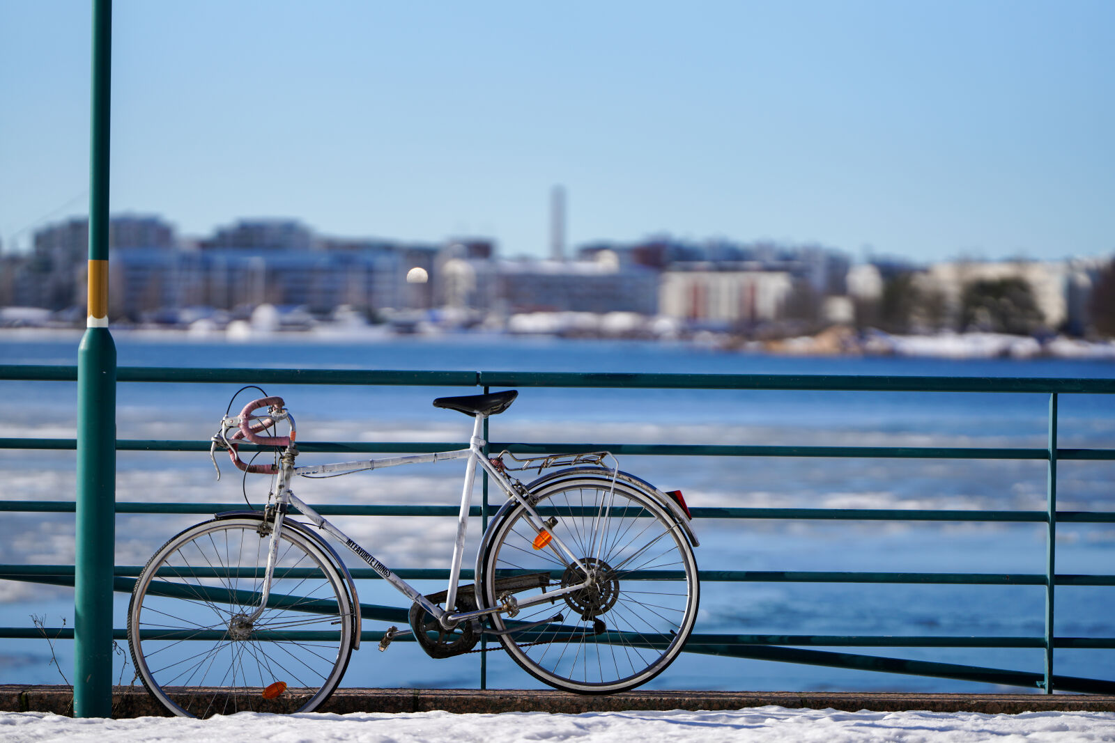 Sony a7R IV + Samyang 135mm F1.8 AF sample photo. Seaside bicycle photography