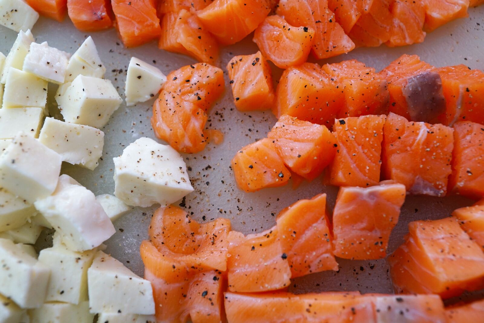 Sony ILCA-77M2 + Sony DT 16-50mm F2.8 SSM sample photo. Salmon, mozzarrela, cook photography