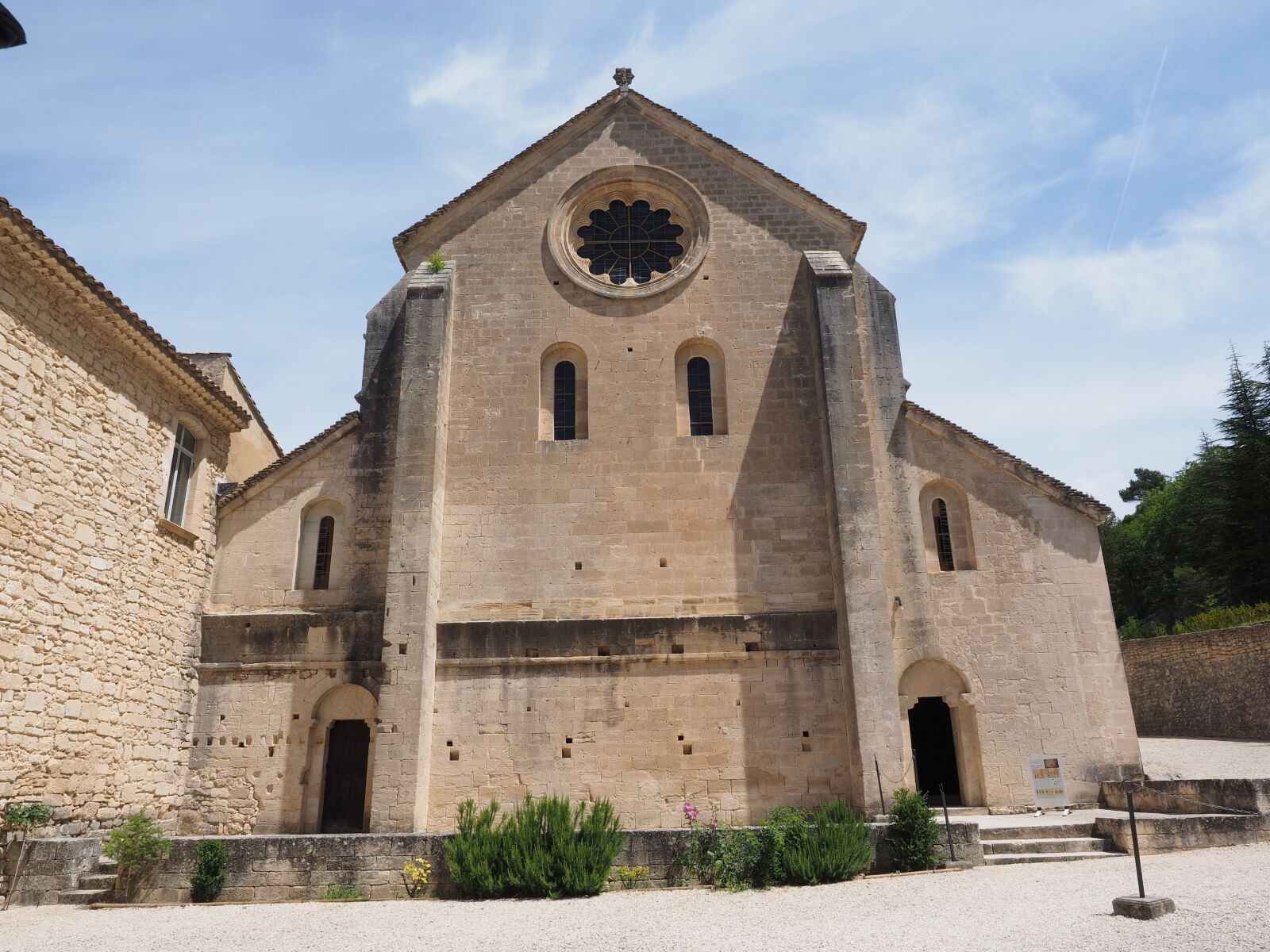 Olympus OM-D E-M1 + Olympus M.Zuiko Digital ED 12-40mm F2.8 Pro sample photo. Abbey church, church, abbaye photography