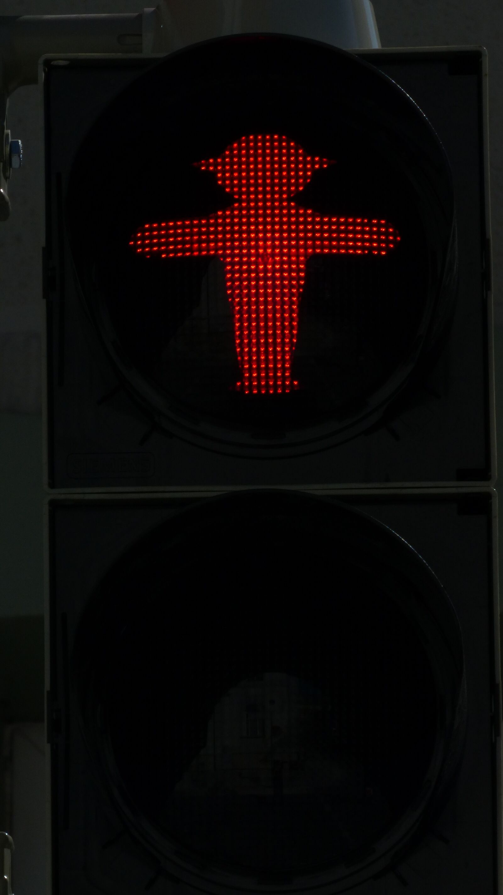 Panasonic Lumix DMC-FZ200 sample photo. Traffic lights, footbridge, little photography