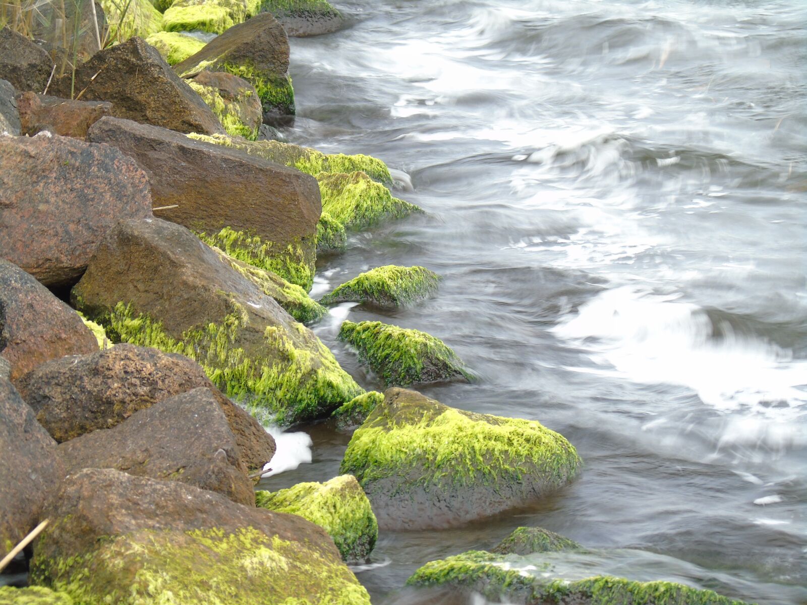 Sony Cyber-shot DSC-H400 sample photo. Bank, stones, wave photography