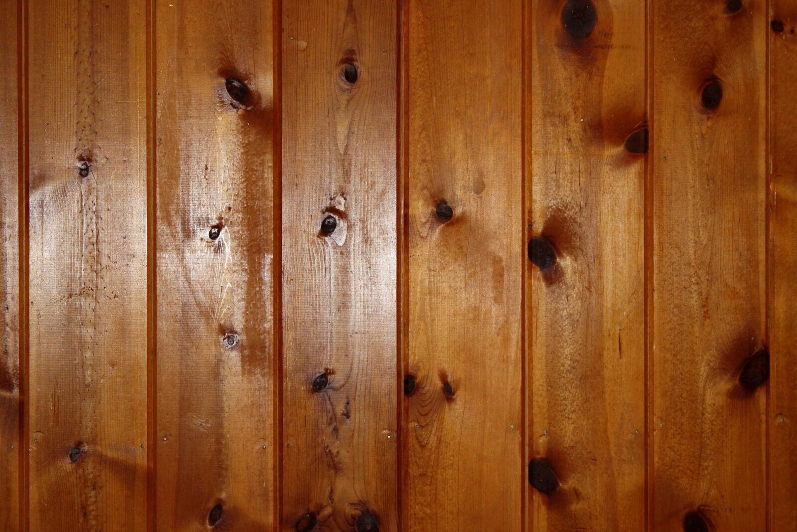 f/3.5-5.6 IS sample photo. Wooden knot, pine plank photography