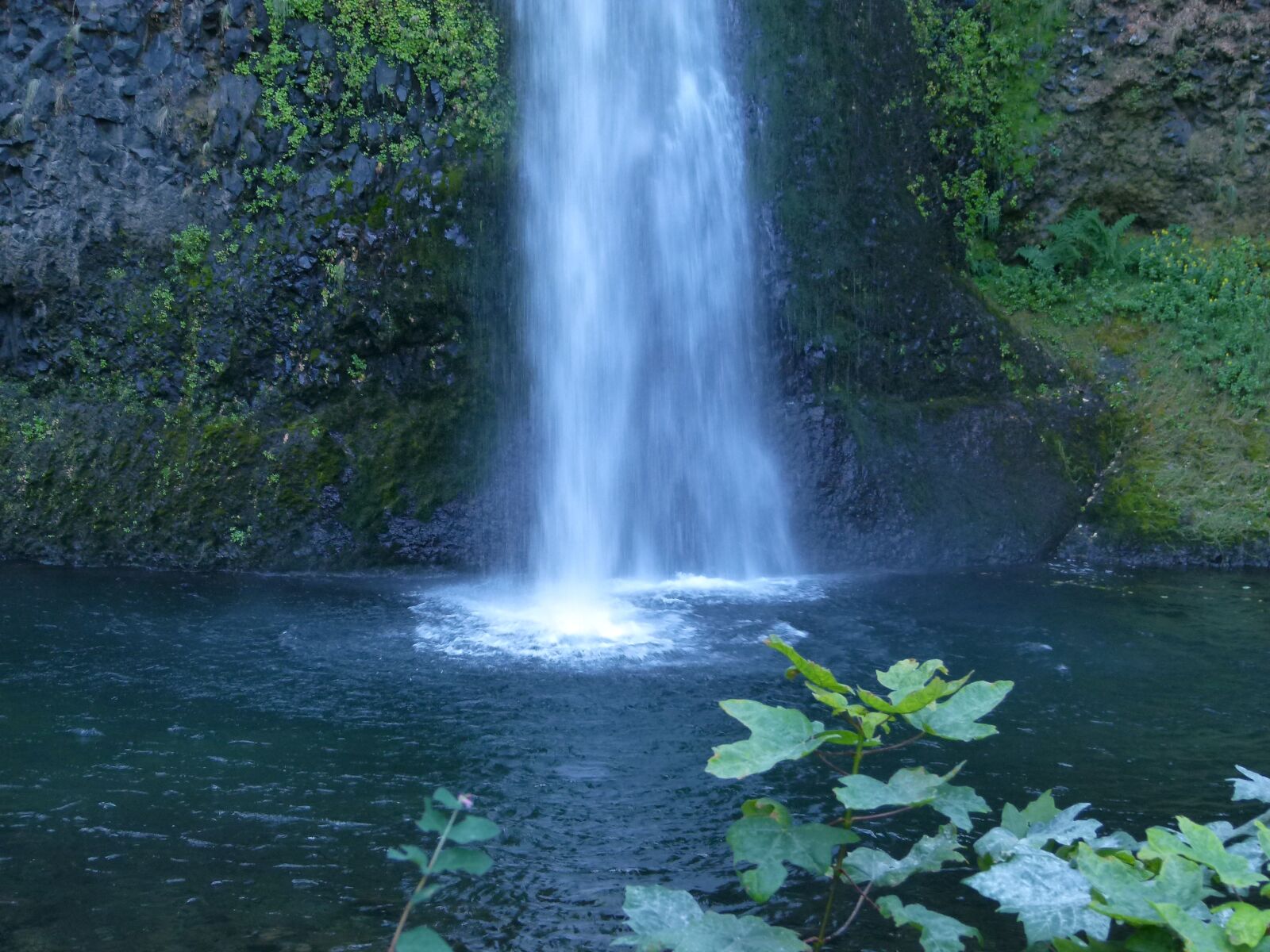 Panasonic Lumix DMC-FZ100 sample photo. Multnomah falls, mountain, water photography