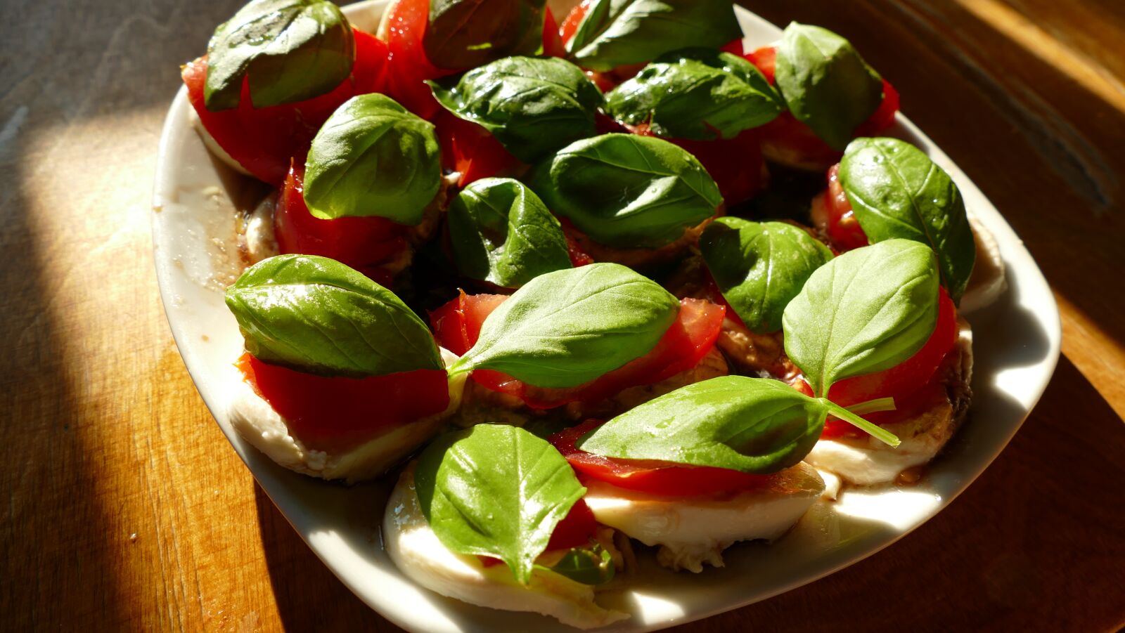 Panasonic Lumix DMC-FZ1000 sample photo. Tomato, mozzarella, italian photography
