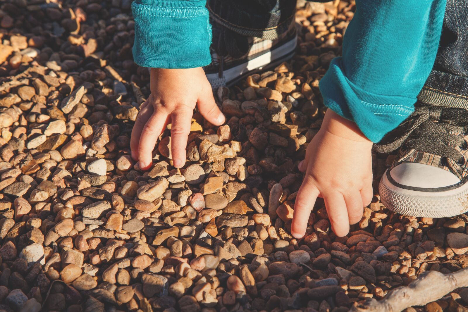 Canon EOS 5D Mark II sample photo. Child, footwear, hands photography