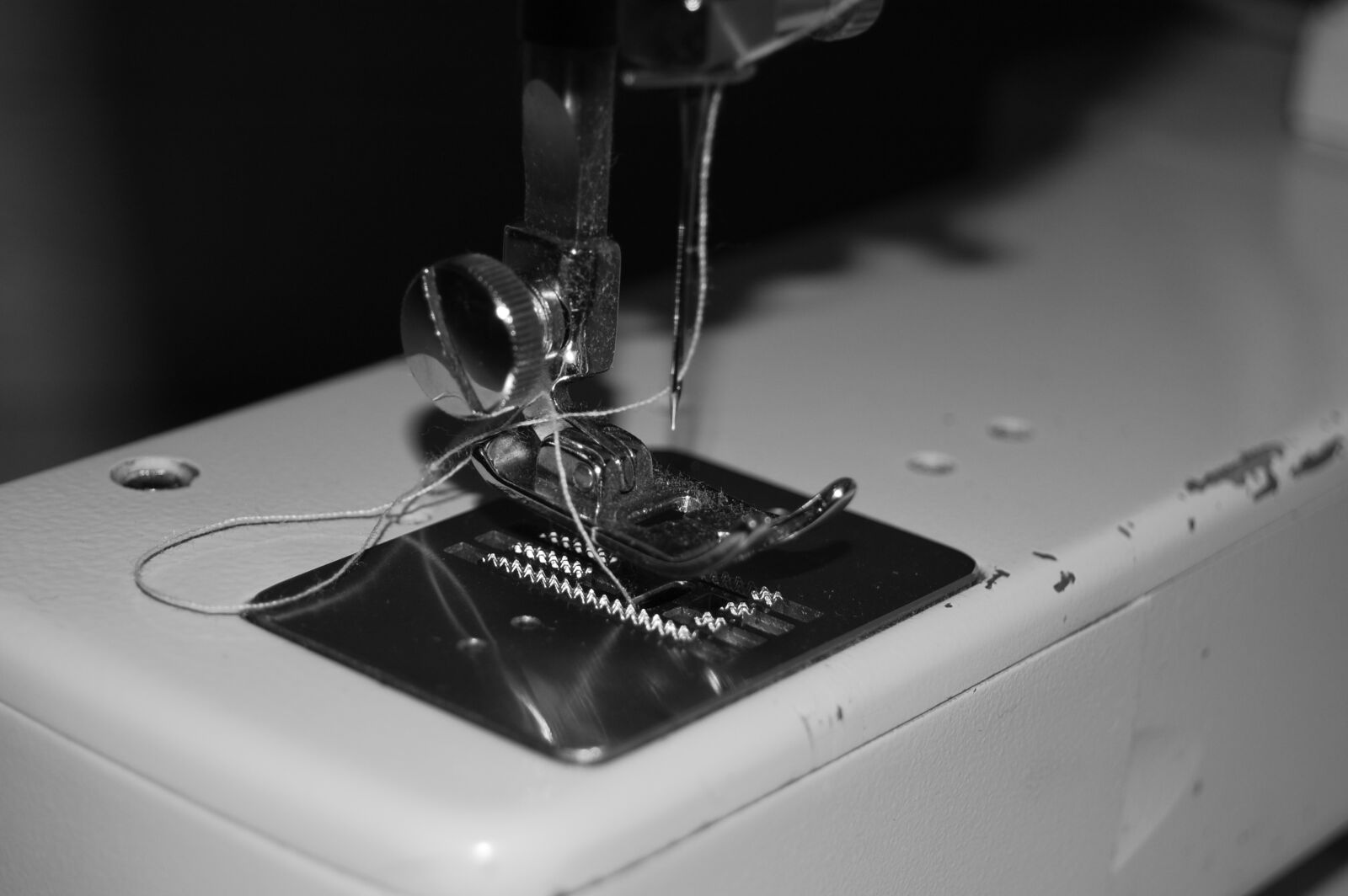Nikon D40 sample photo. Sewing machine, needle, thread photography