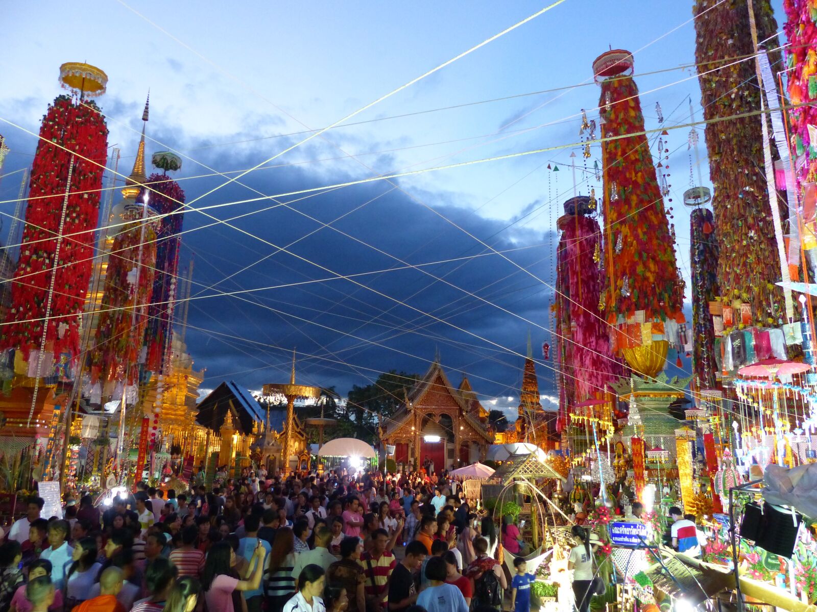 Panasonic Lumix DMC-FZ200 sample photo. Prayers, temple, asia photography