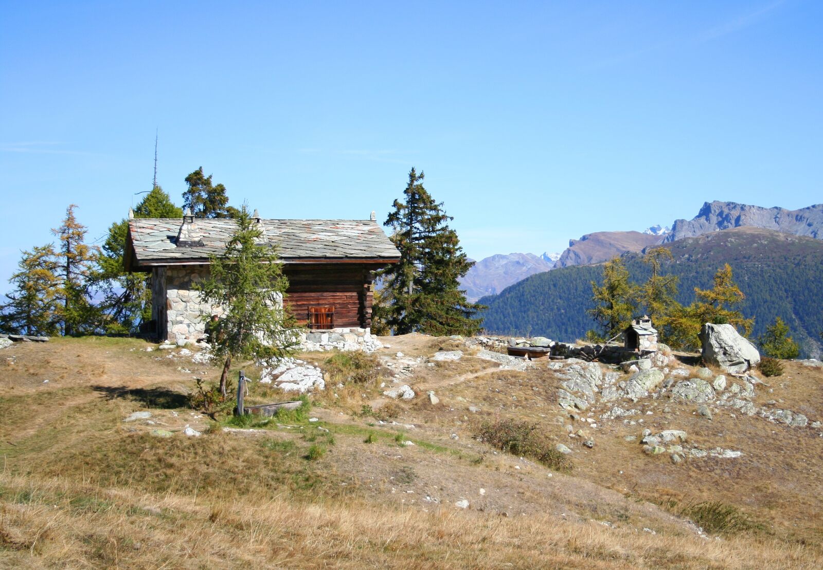 Canon EOS 350D (EOS Digital Rebel XT / EOS Kiss Digital N) sample photo. Mountain hut, hiking, landscape photography