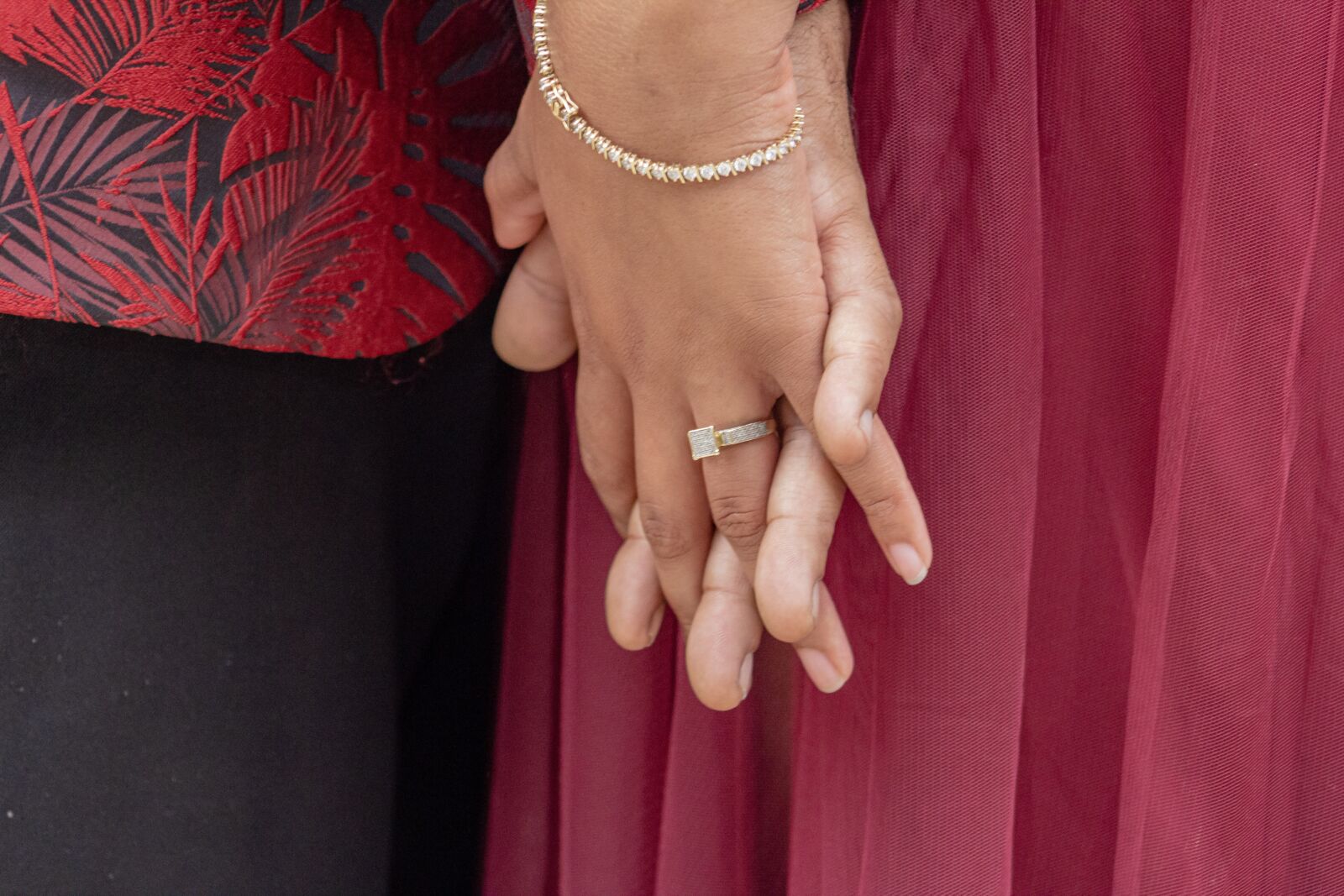 Canon EOS 600D (Rebel EOS T3i / EOS Kiss X5) sample photo. Love, holding hands, couple photography